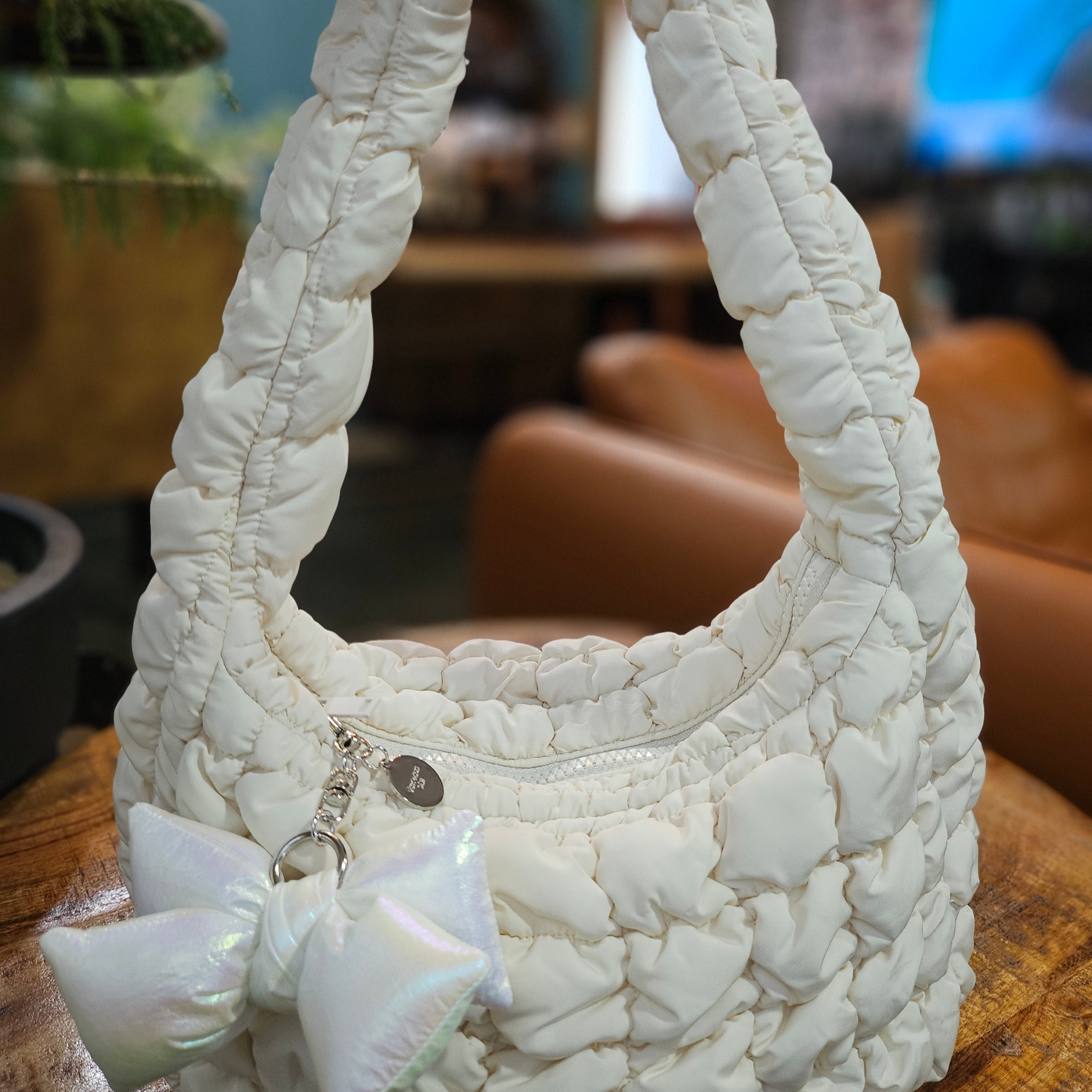 COS Quilted Mini Bag Cream, [KREAM 단독] Bloomingtale Padded Ribbon Keyring White 착용 스타일
