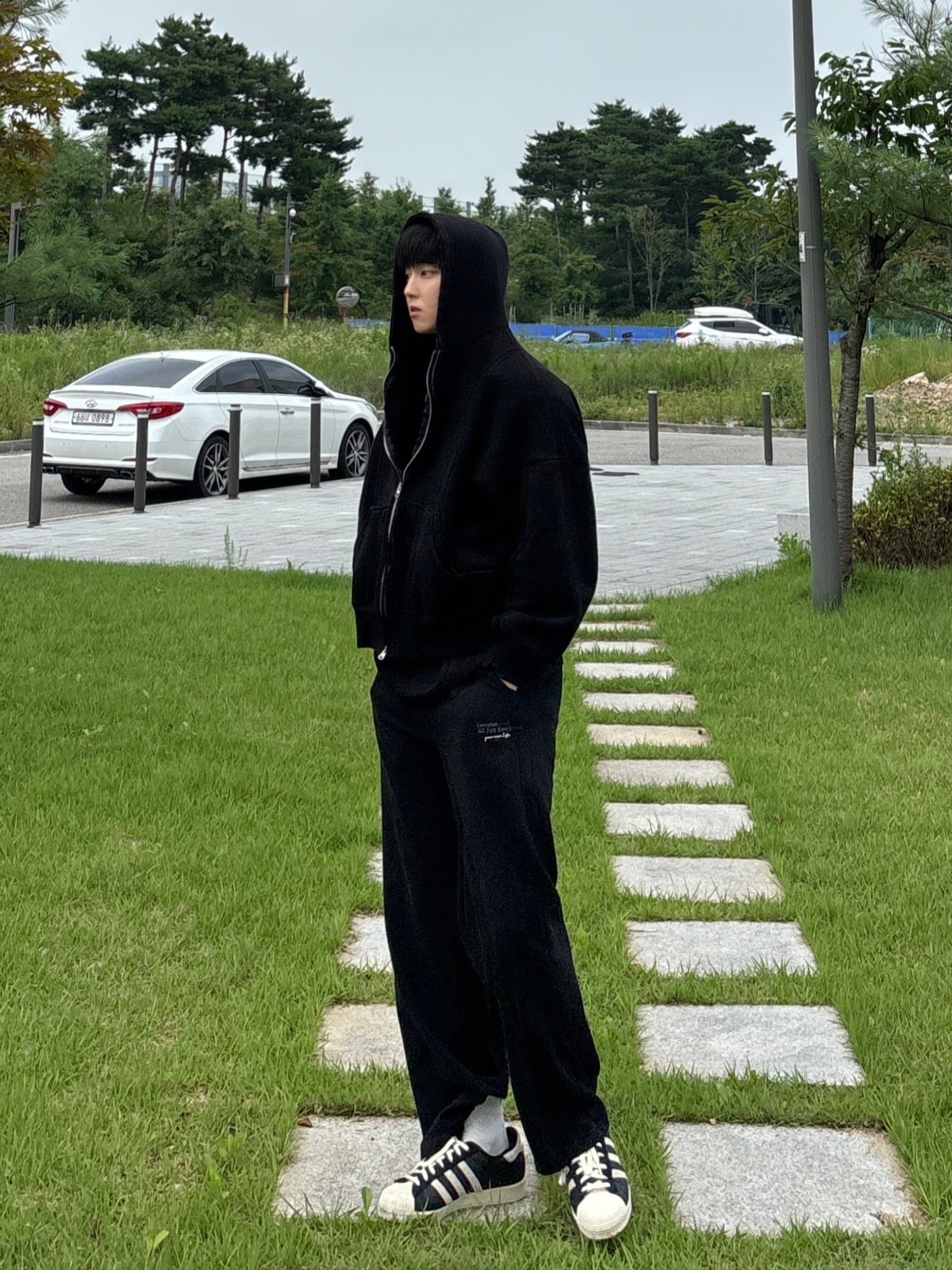 Adidas Superstar 82 Black White 착용 스타일 - 1