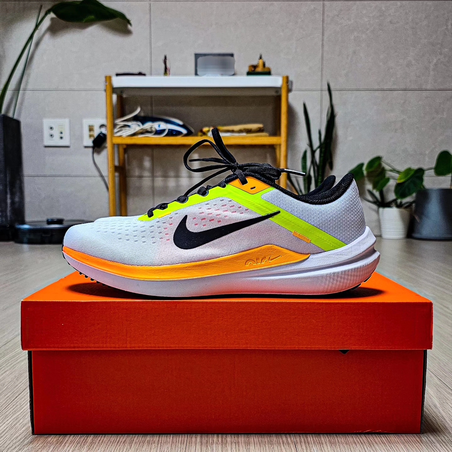 Nike Air Winflo 10 White Volt 착용 스타일 - 1