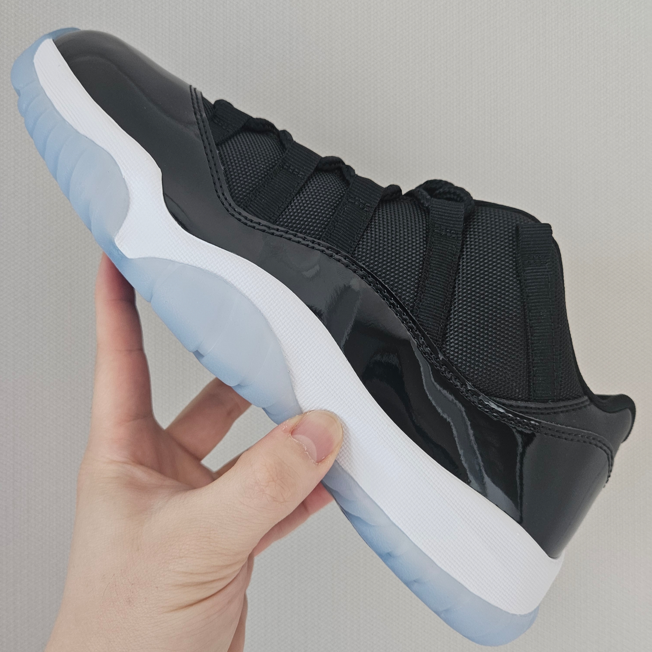 Jordan 11 Retro Low Black and Varsity Royal 착용 스타일