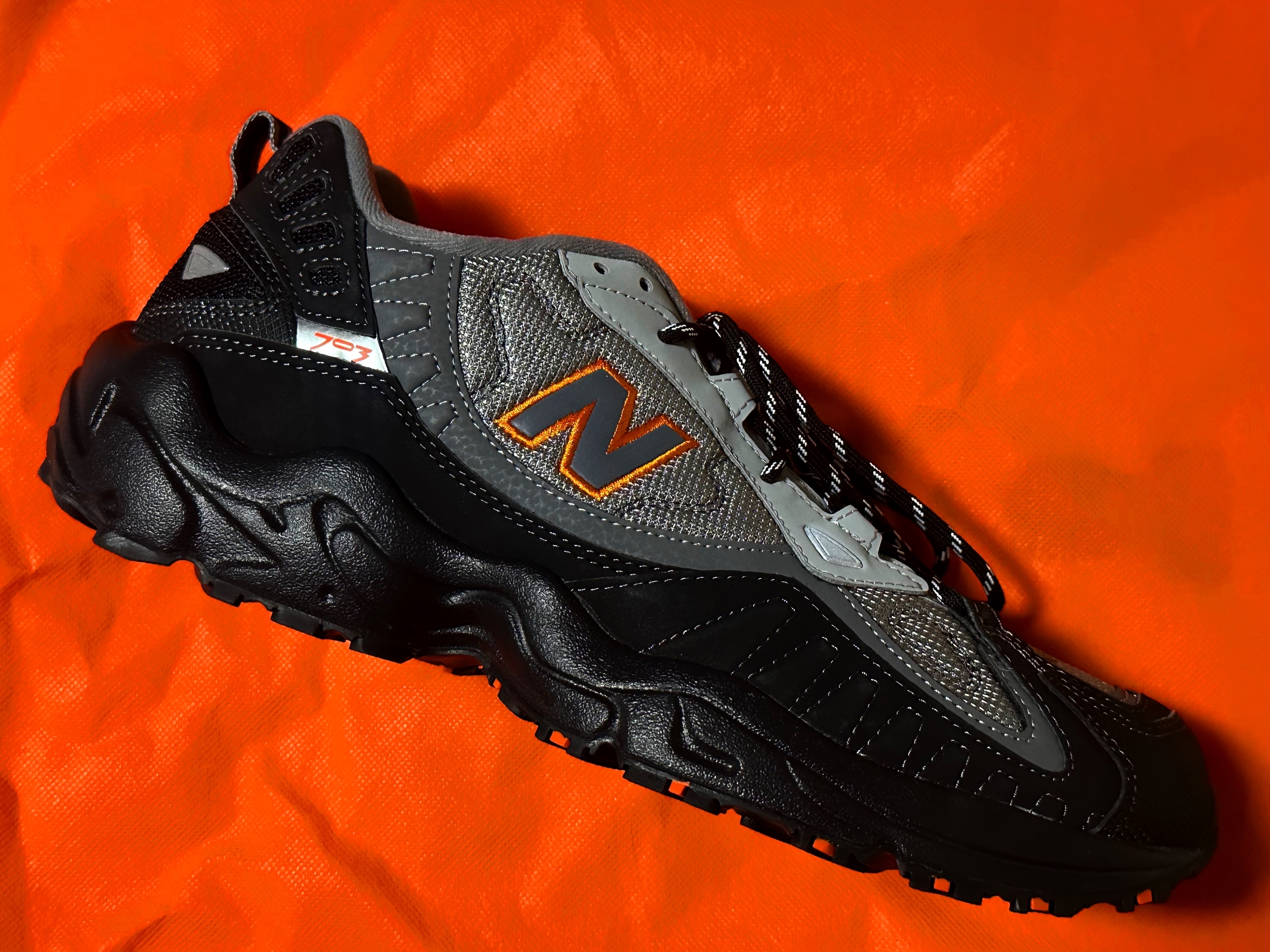 New Balance 703 Grey Black Orange 착용 스타일 - 1