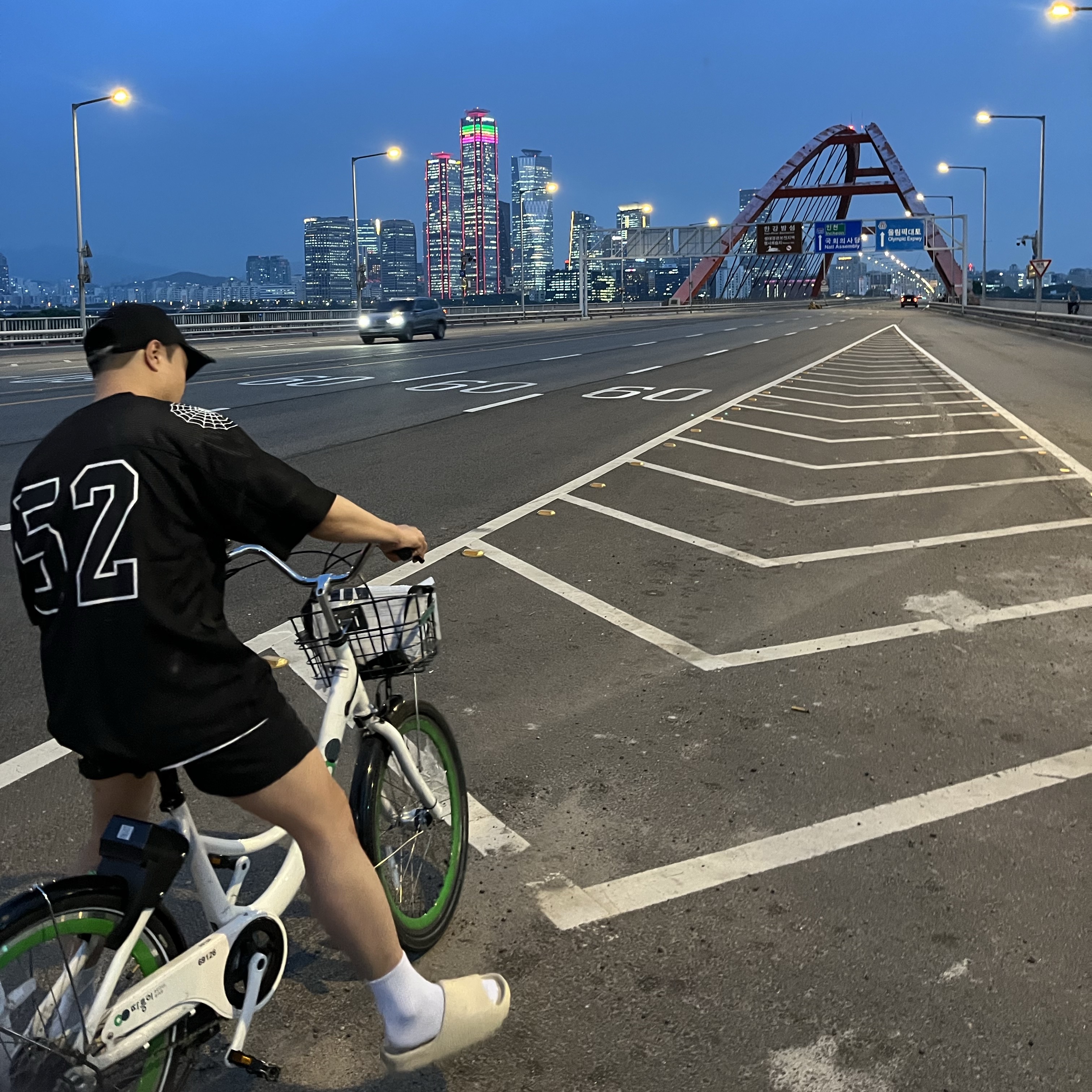 Supreme Spiderweb Football Jersey Black - 24SS, Supreme x Nike ACG Denim 6-Panel Black - 22FW 착용 스타일