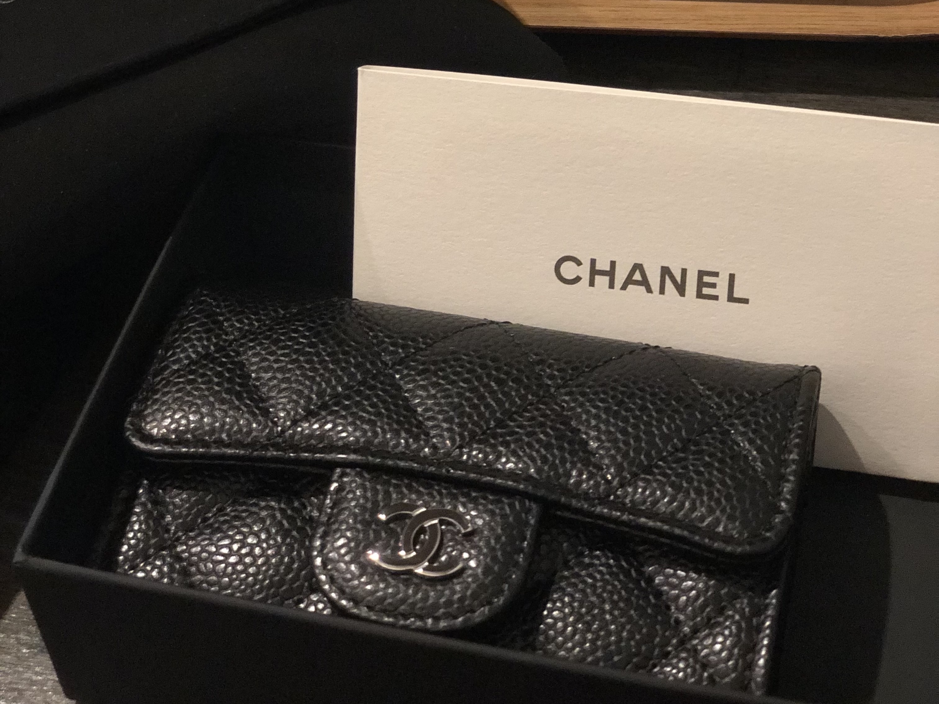 Chanel Classic Card Holder Grained Calfskin & Silver Black 착용 스타일 - 1