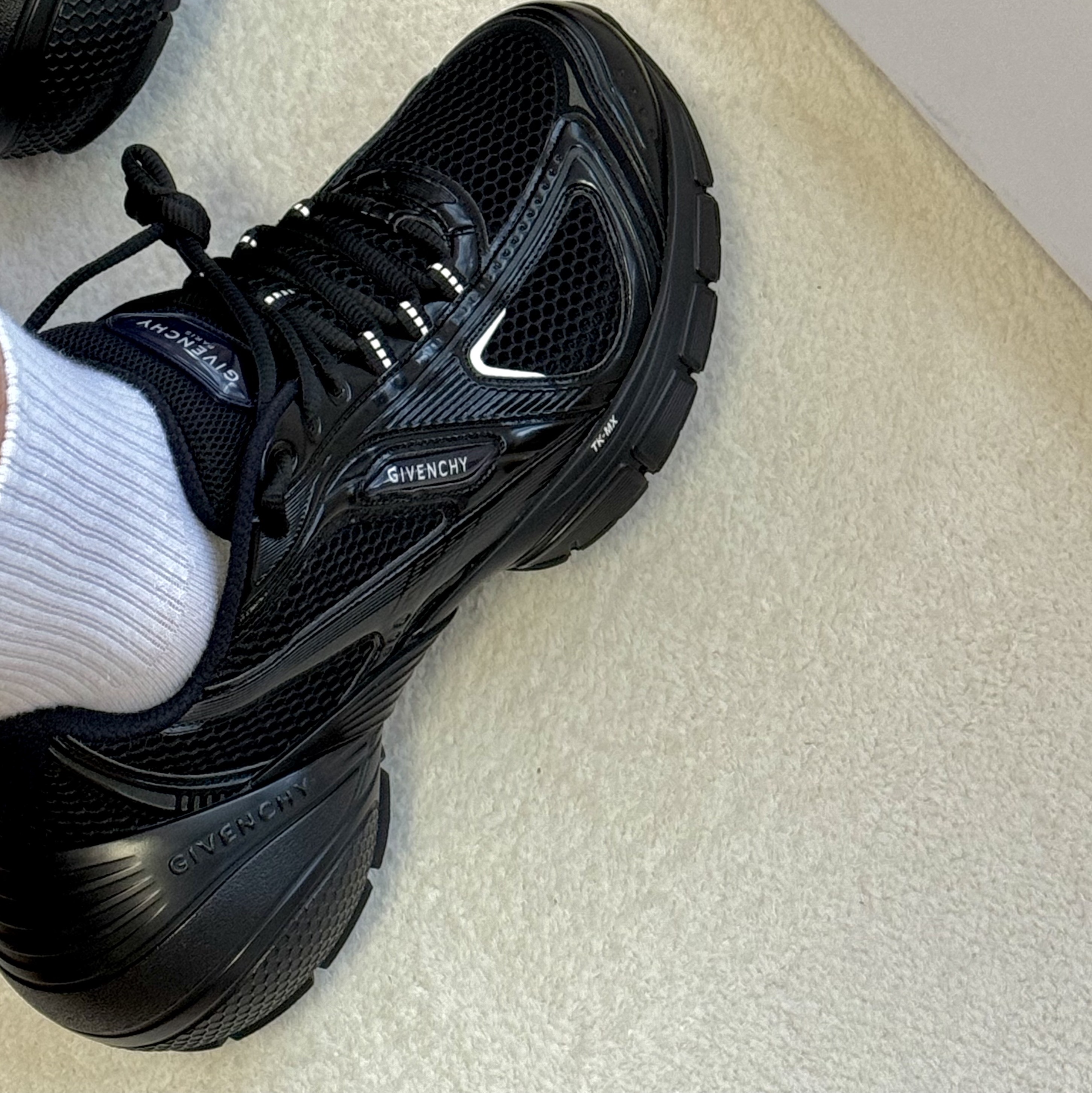 Givenchy TK-MX Runner Sneakers in Mesh Black, Asics Gel-Kayano 14 Cream Black 착용 스타일 - 1