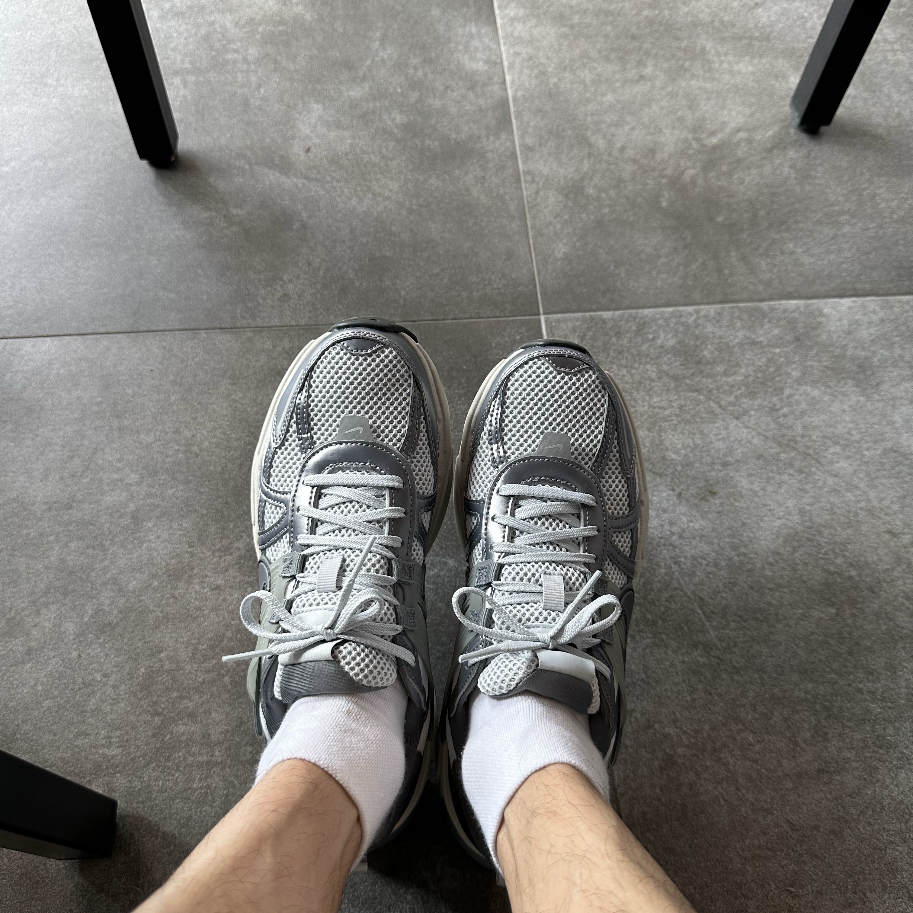Nike V2K Run Pure Platinum Wolf Grey 착용 스타일 - 2