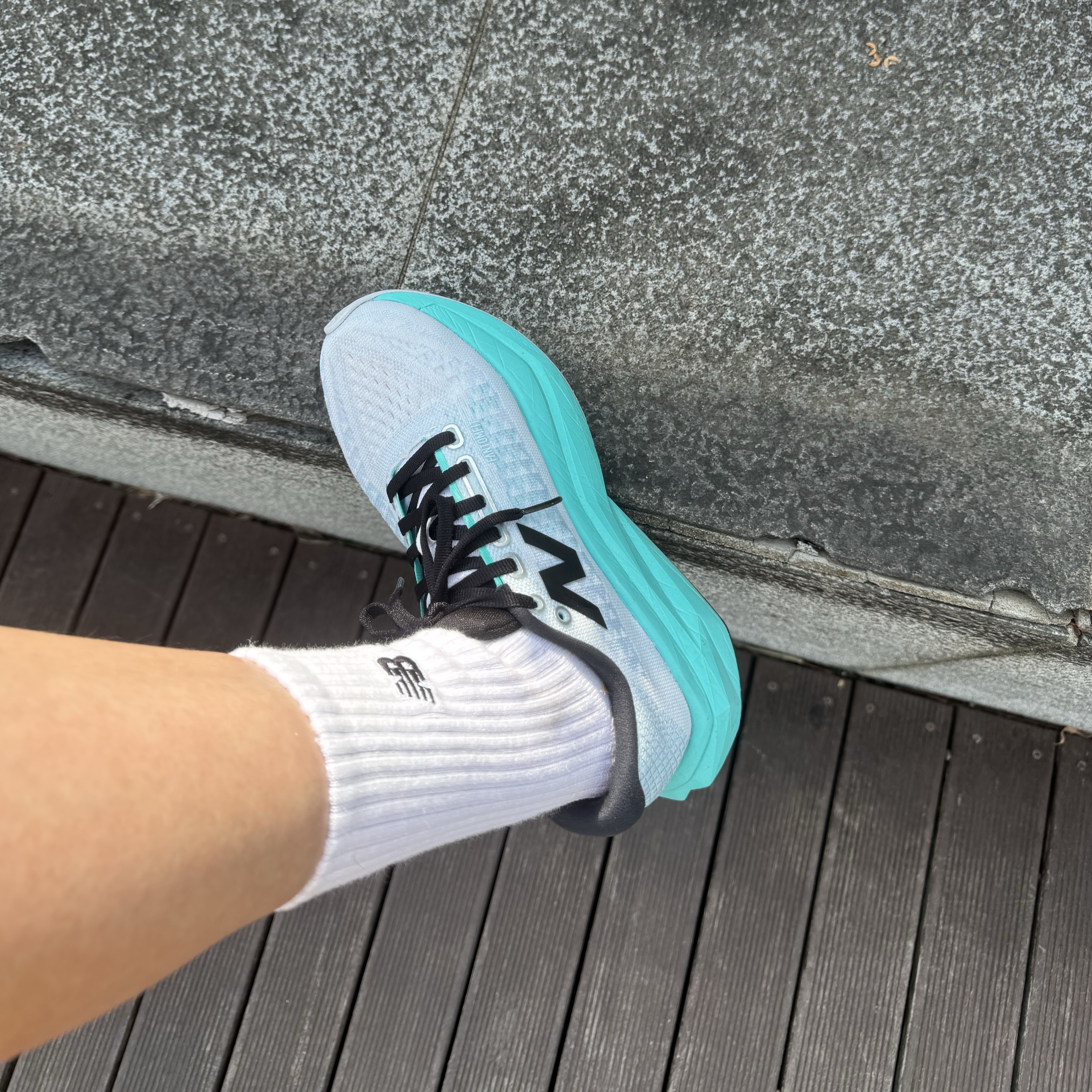 (W) New Balance FuelCell Supercomp Trainer v3 White Cyber Jade - D Wide 착용 스타일