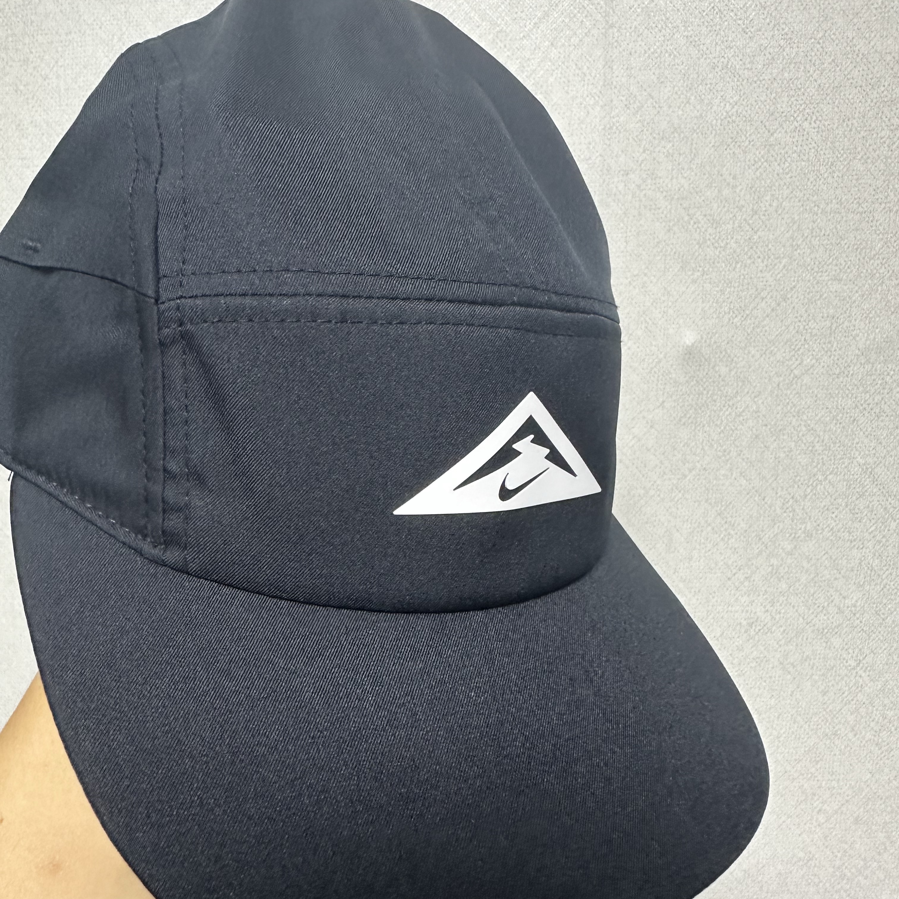Nike Dri-Fit AW84 Trail Running Cap Black White 착용 스타일 - 1