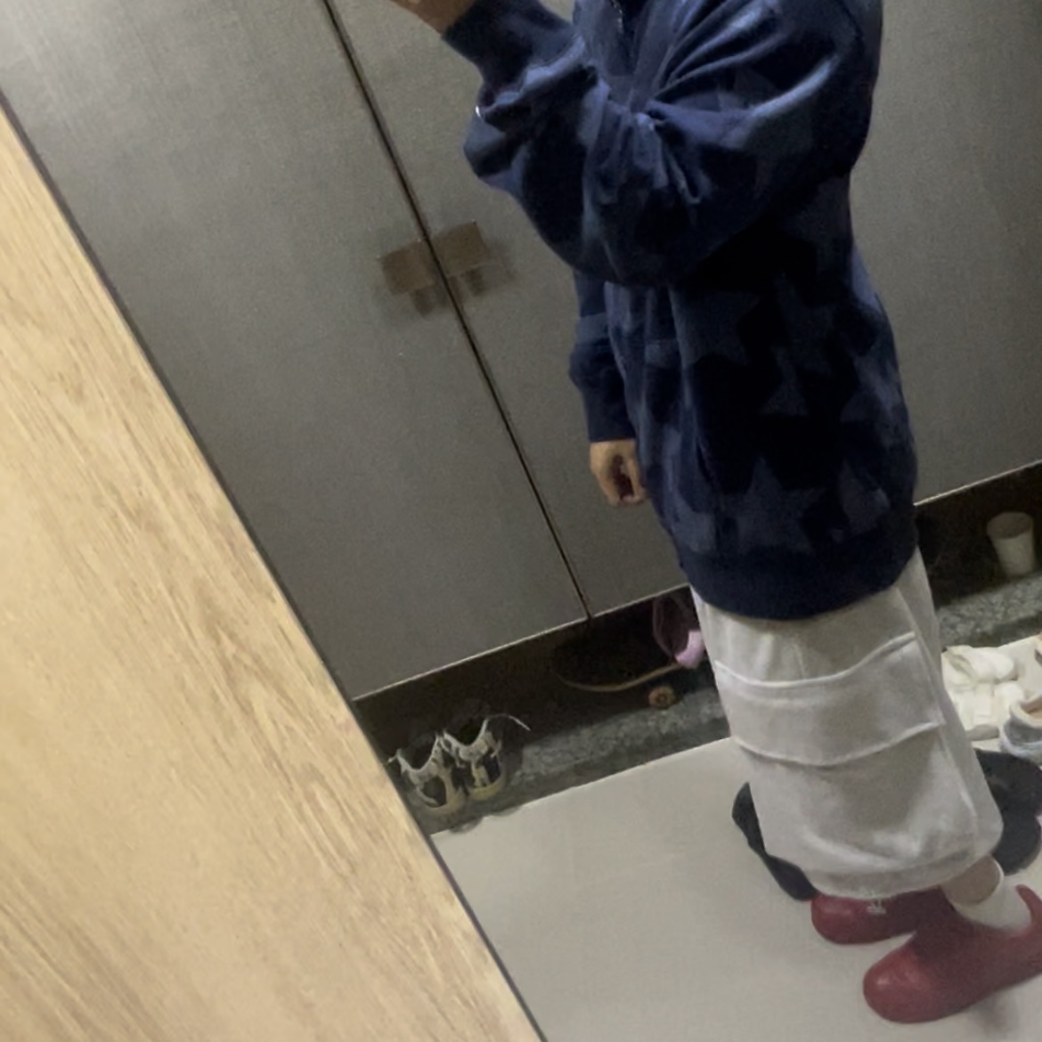 BAPE Sta Pattern Shark Full Zip Hoodie Indigo, Nike Air Force 1 '07 LV8 Low 1 Triple Red 착용 스타일