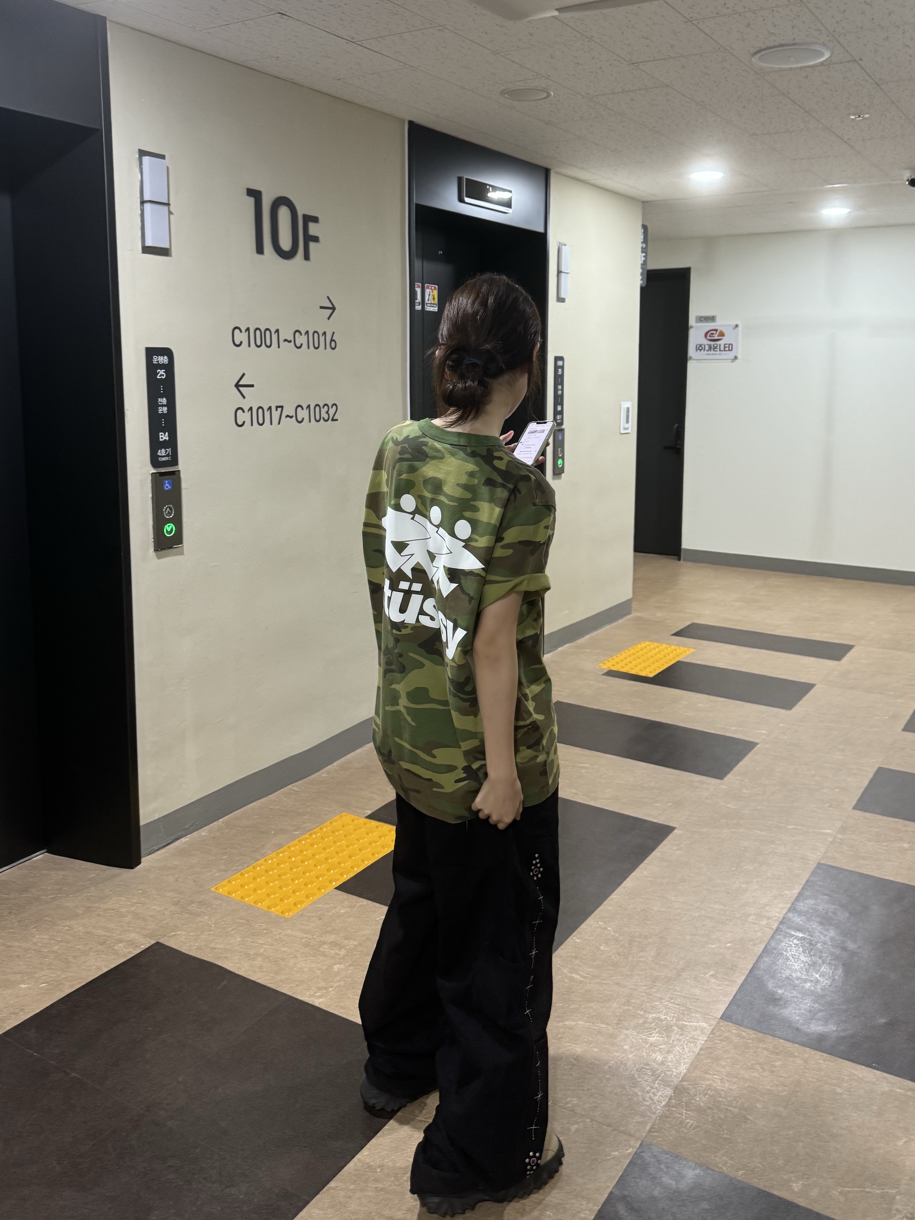 Stussy Surfwalk T-Shirt Camo, Oakley Factory Team x Brain Dead Chop Saw Mocha 착용 스타일 - 2