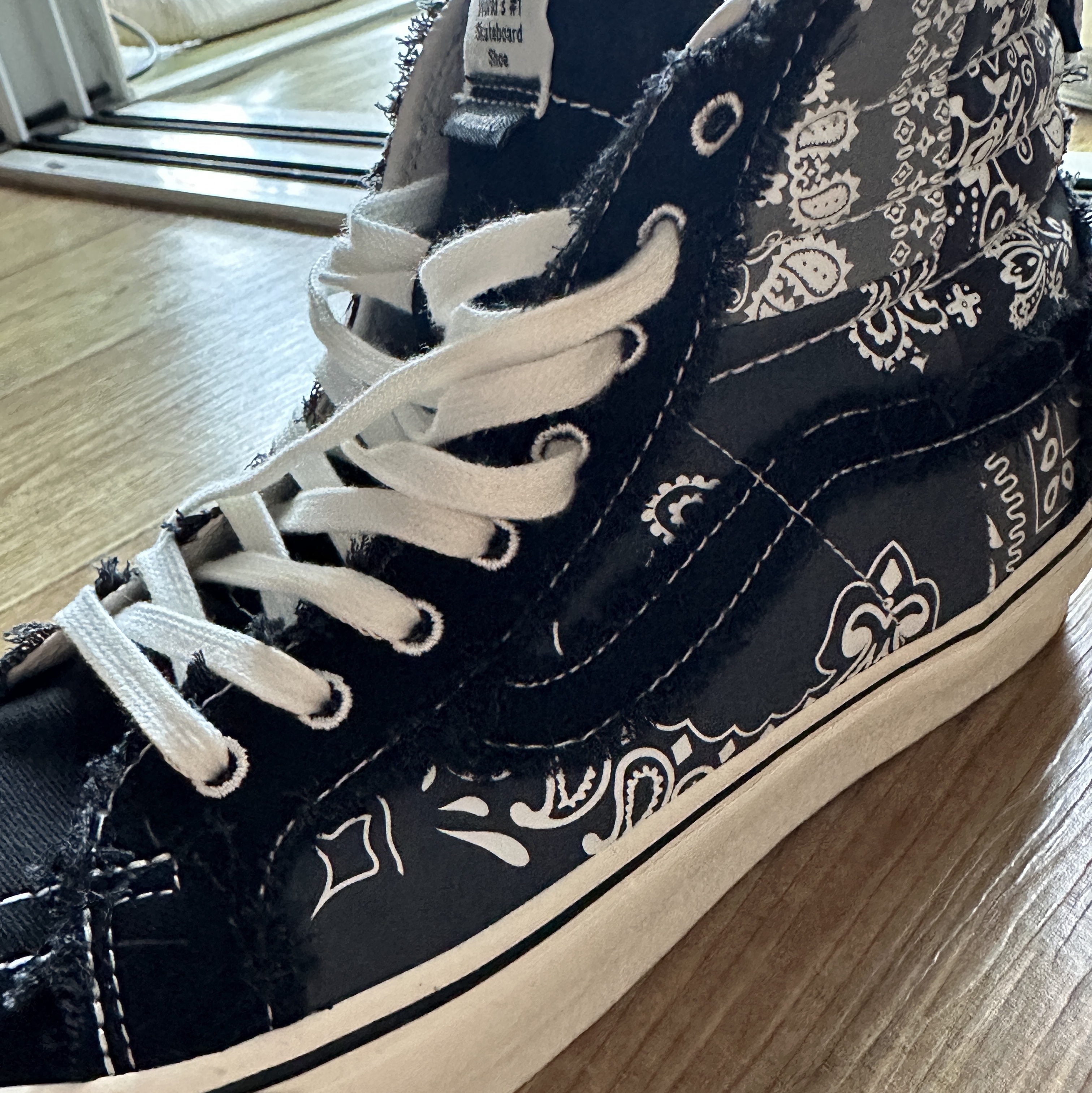 Vans Vault x Invincible Sk8-Hi Reissue Frayed LX Gnarly Pack Black 착용 스타일 - 1