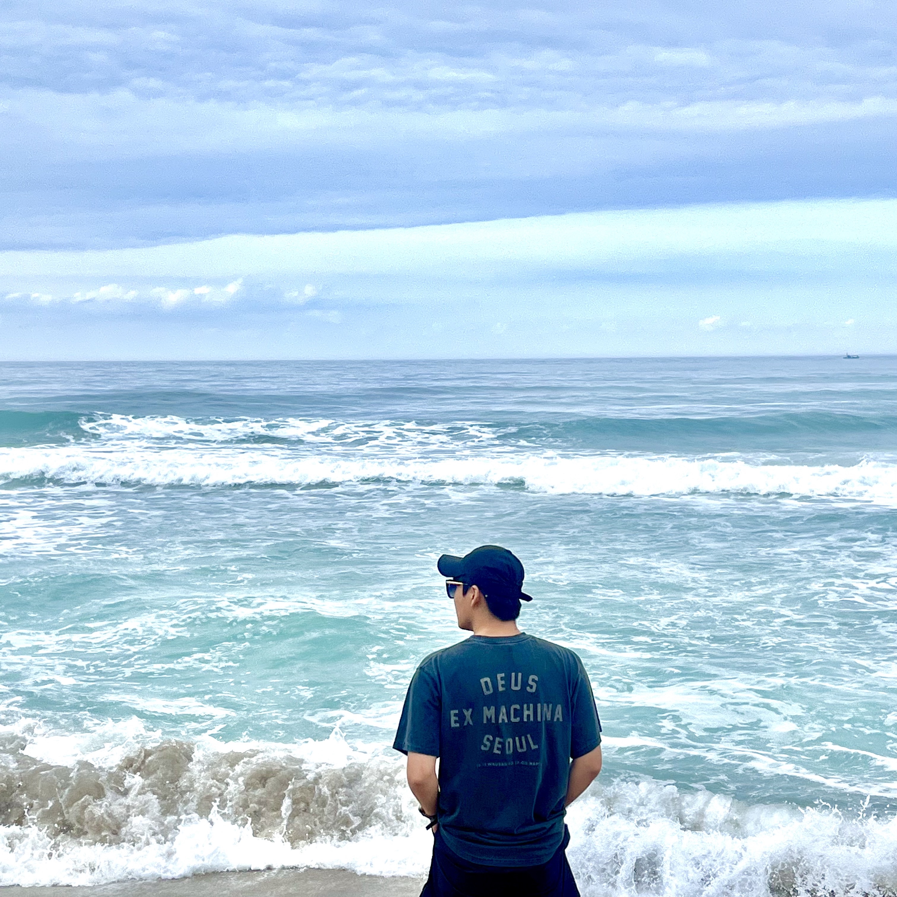 Deus Ex Machina Vintage Washed Seoul T-Shirt Charcoal Black 착용 스타일
