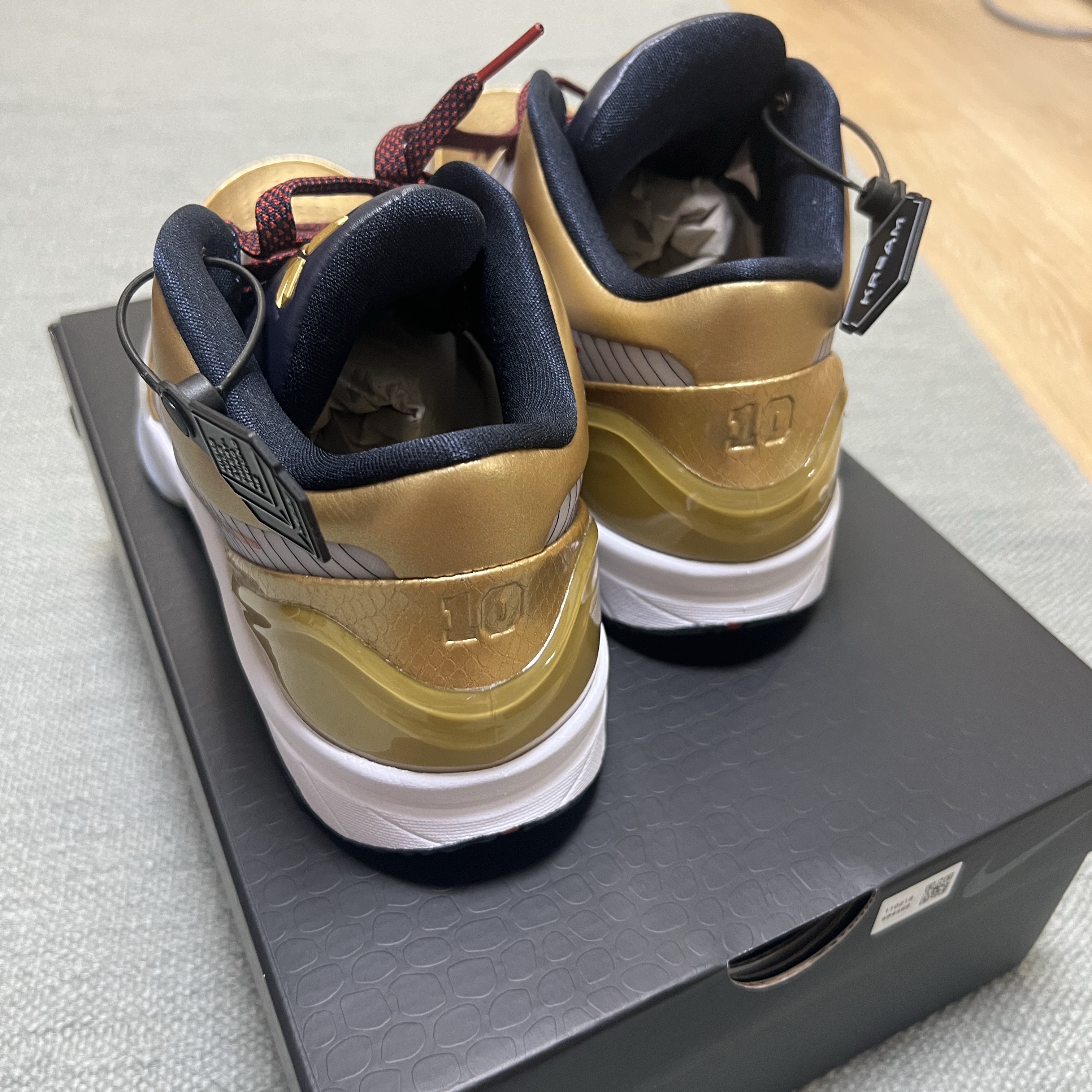 Nike Kobe 4 Protro Metallic Gold and Dark Obsidian 착용 스타일 - 2