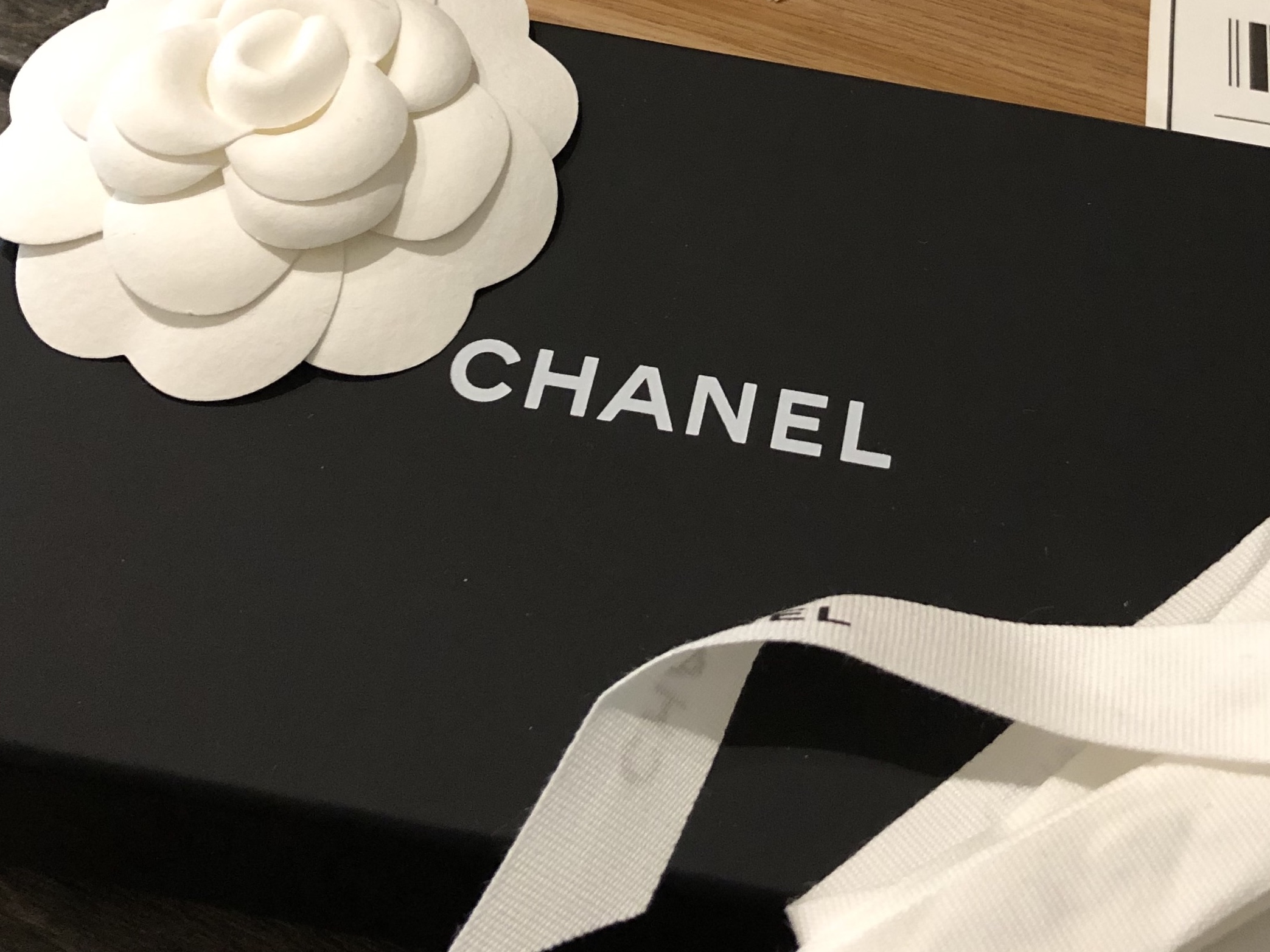 Chanel Classic Card Holder Grained Calfskin & Silver Black 착용 스타일 - 2