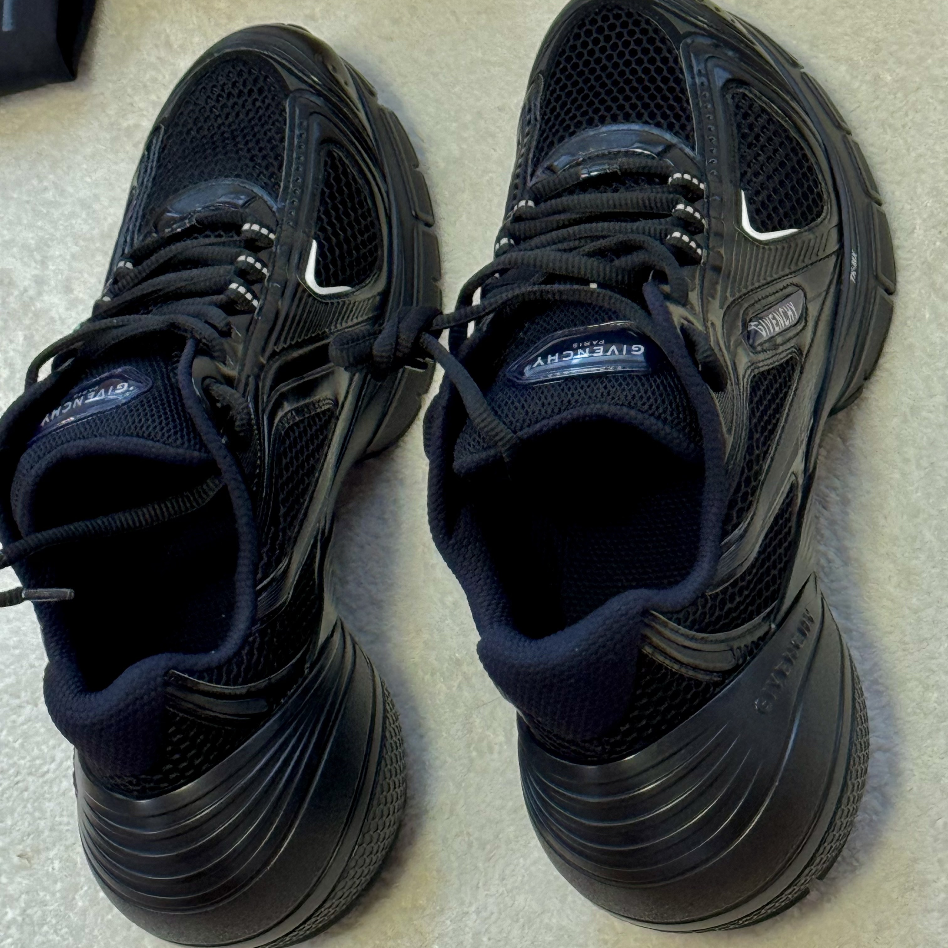 Givenchy TK-MX Runner Sneakers in Mesh Black, Asics Gel-Kayano 14 Cream Black 착용 스타일 - 6