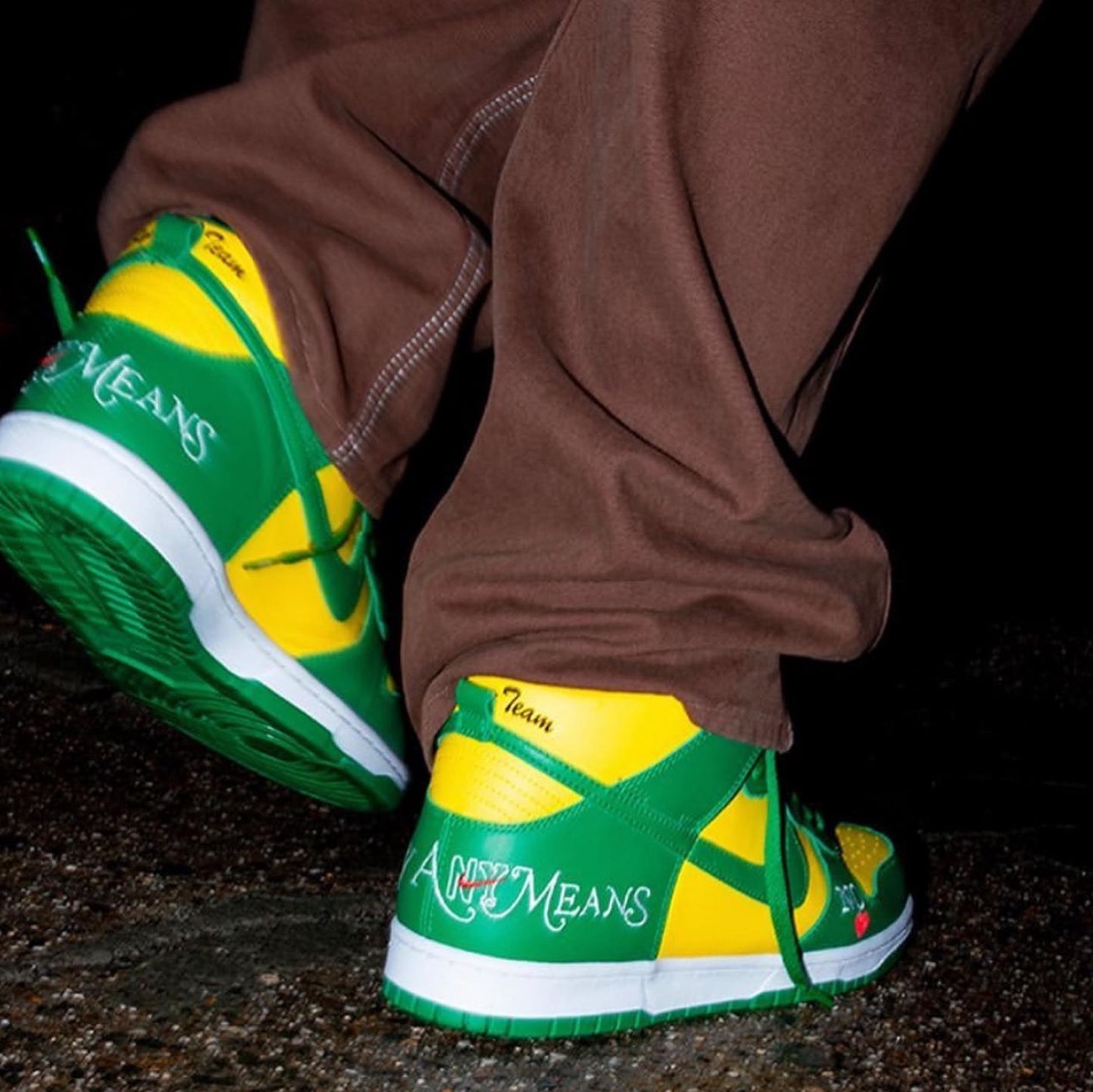 Nike x Supreme SB Dunk High OG QS By Any Means Varsity Red Midnight Navy, Nike x Supreme SB Dunk High OG QS By Any Means Varsity Maize Pine Green 착용 스타일 - 8