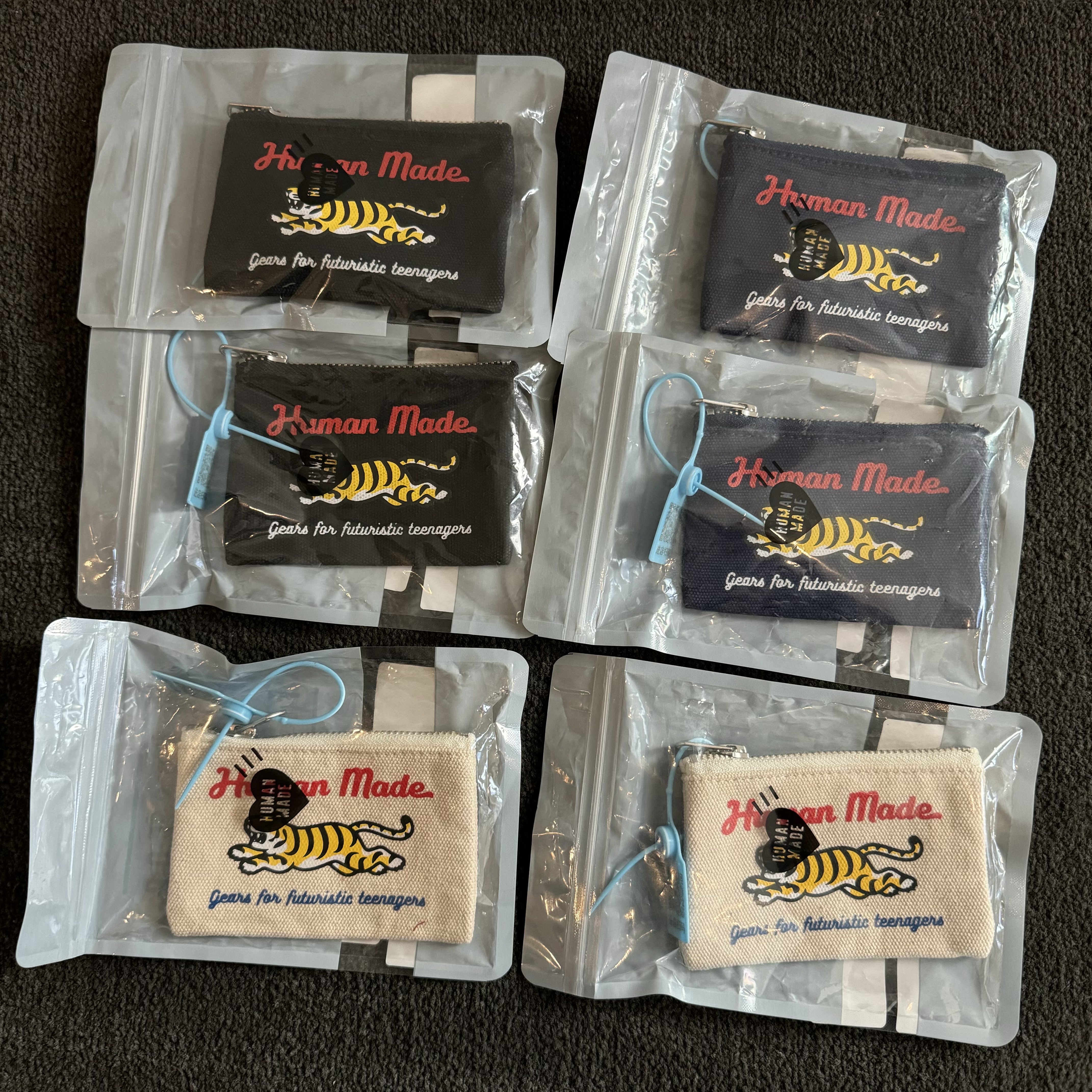 Human Made Tiger Card Case Black 착용 스타일