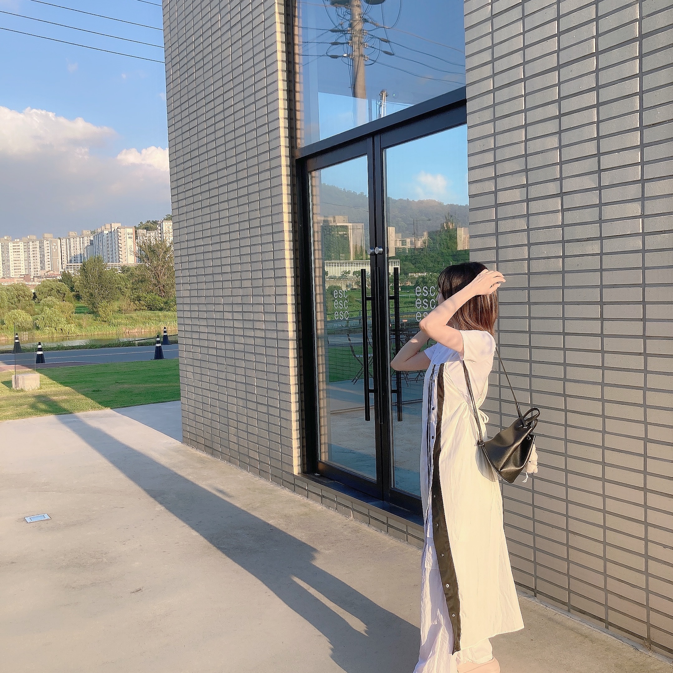 Emis Leather Mini Backpack Black 착용 스타일 - 2