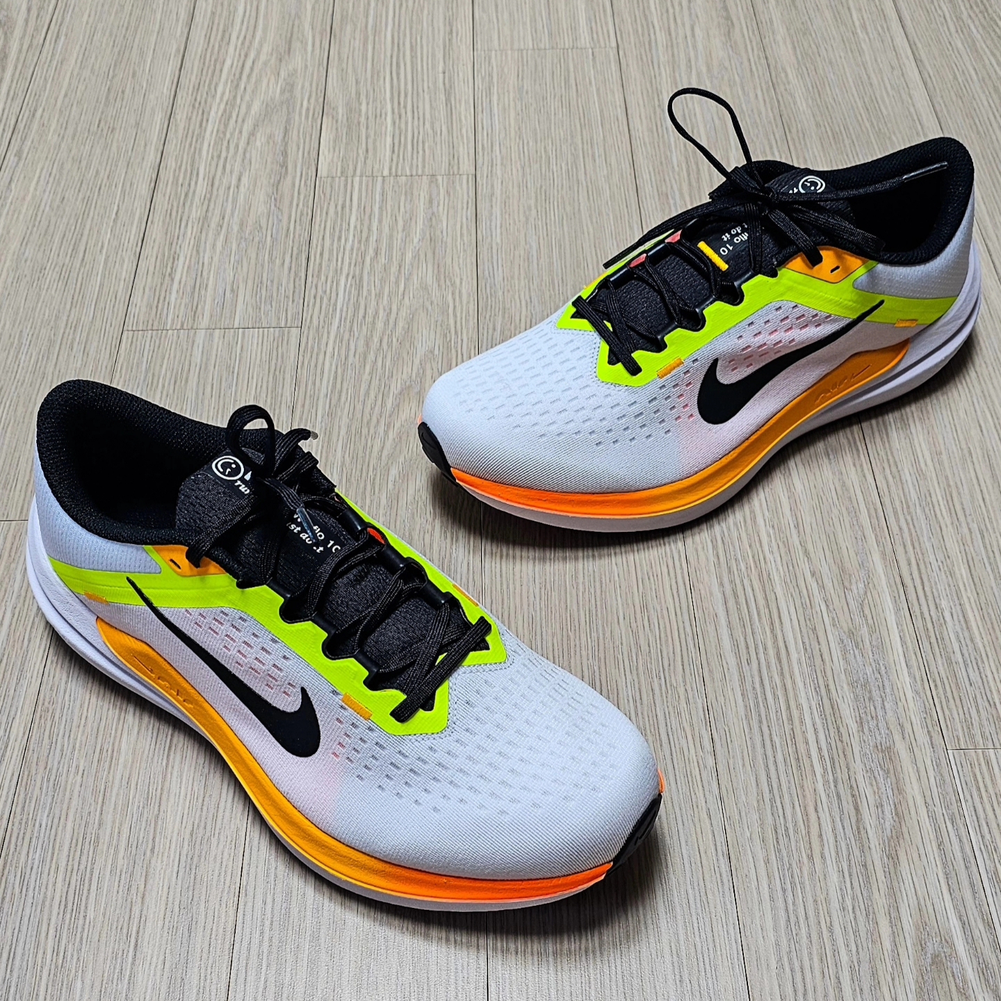 Nike Air Winflo 10 White Volt 착용 스타일 - 5