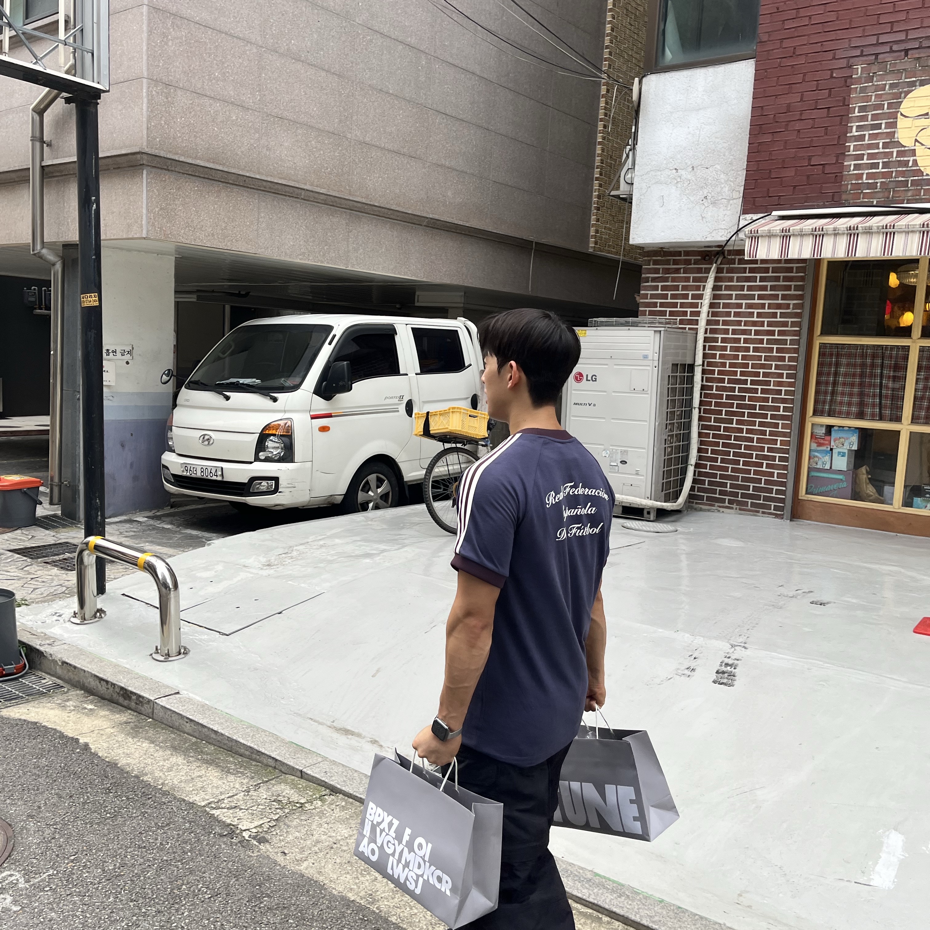Adidas Spain Adicolor Classics 3-Stripes T-Shirt Shadow Navy - KR Sizing, Nike Air Force 1 '07 Low Triple Black 착용 스타일 - 3