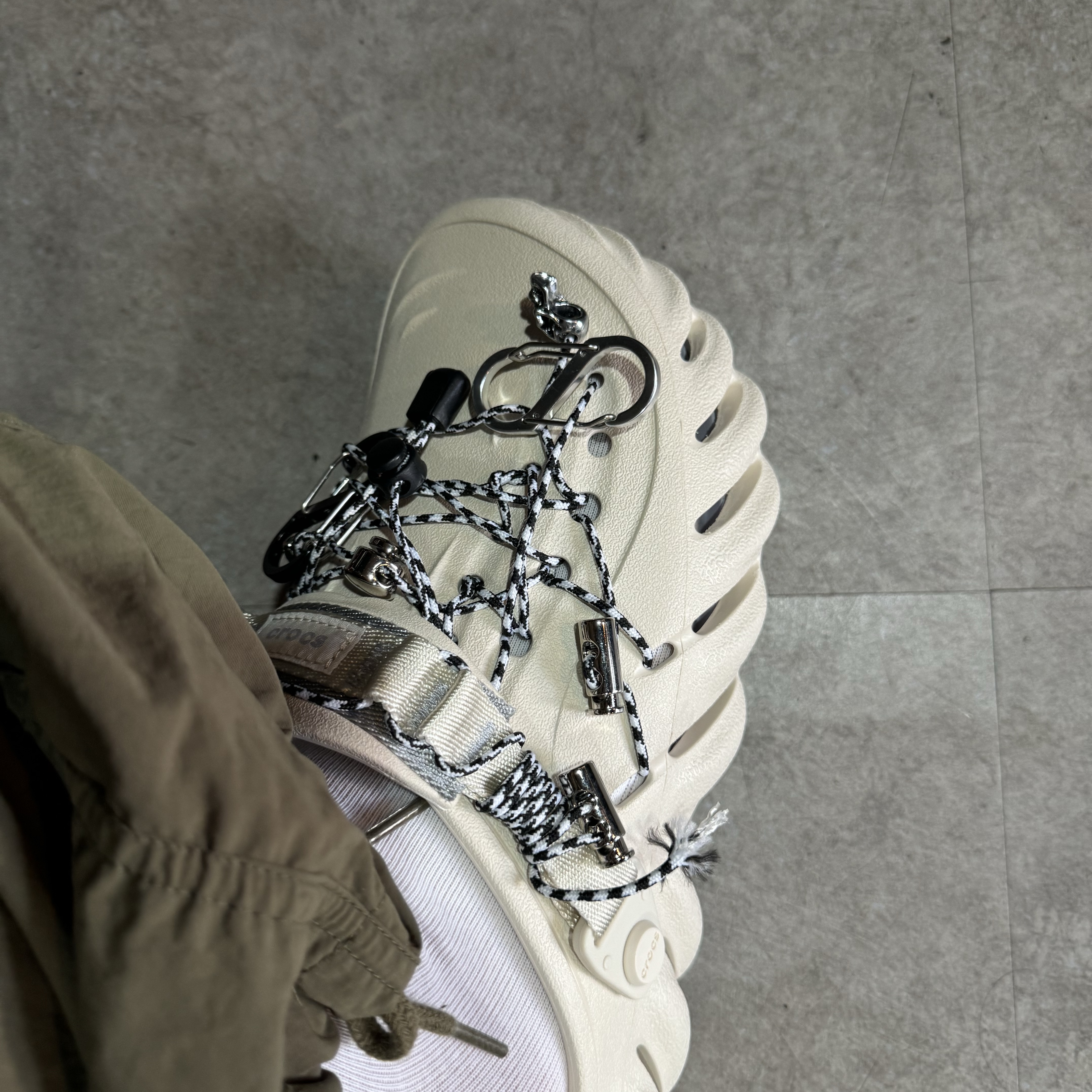 Crocs Echo Clog Stucco 착용 스타일 - 1