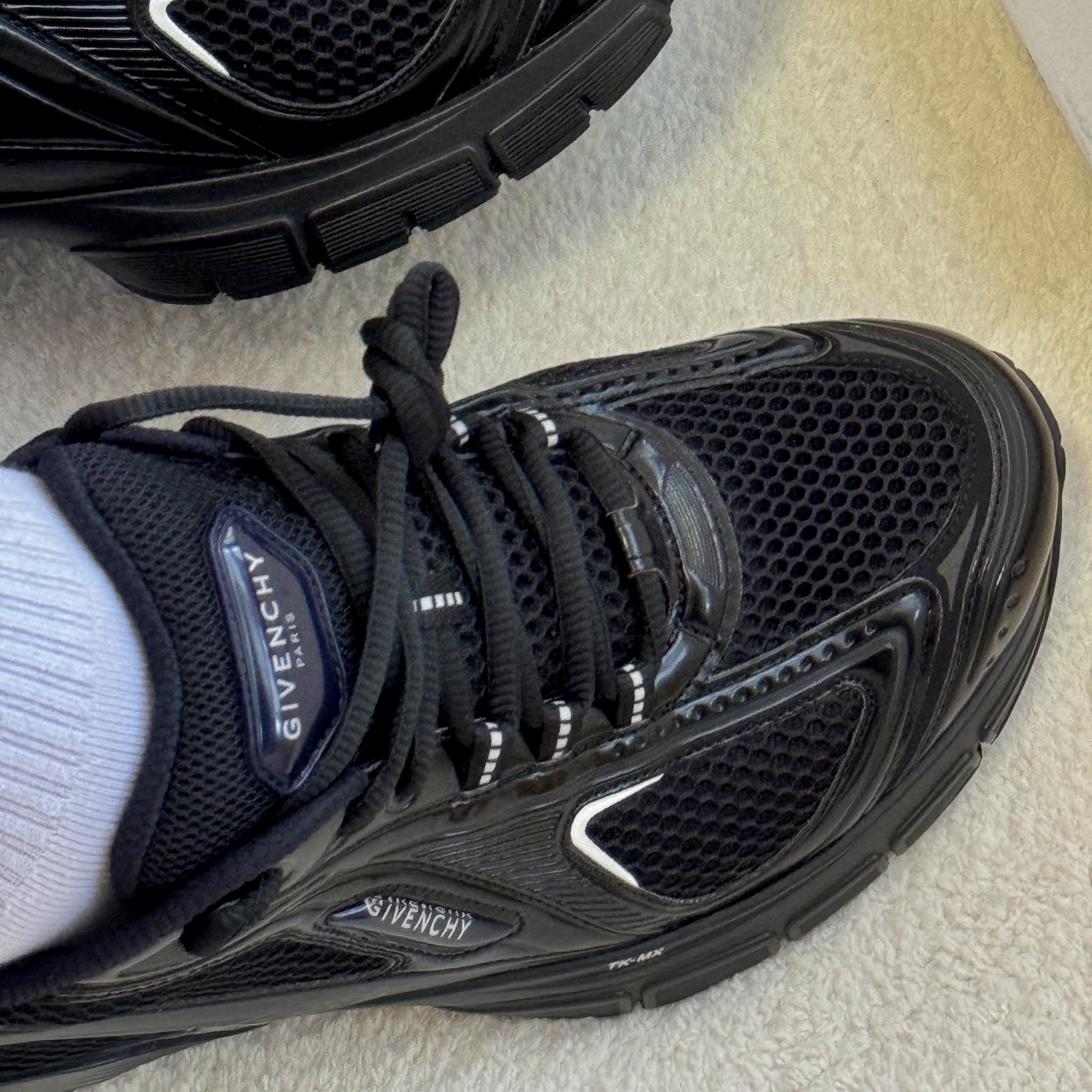 Givenchy TK-MX Runner Sneakers in Mesh Black, Asics Gel-Kayano 14 Cream Black 착용 스타일 - 4