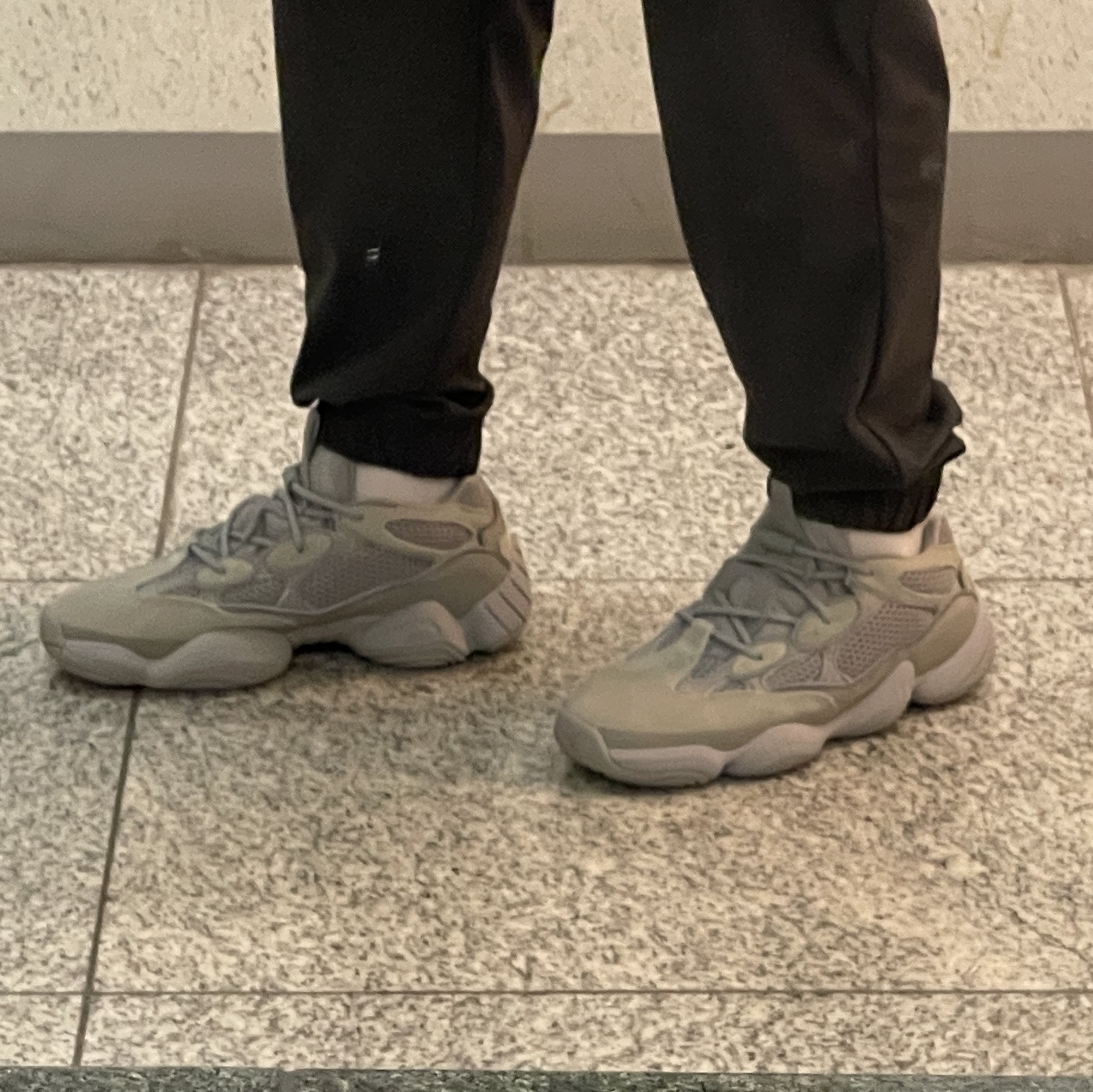 Adidas Yeezy 500 Stone Salt 착용 스타일 - 3