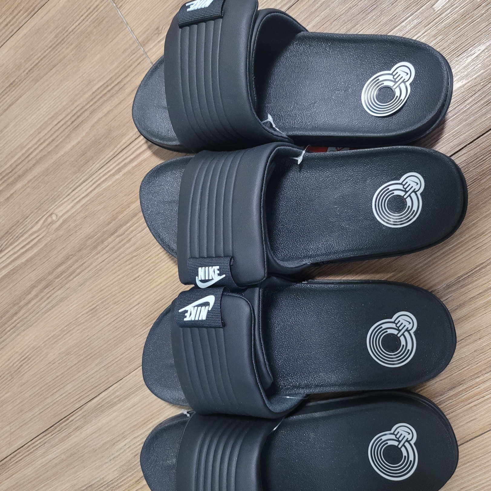 (W) Nike Offcourt Adjust Slide Black White 착용 스타일