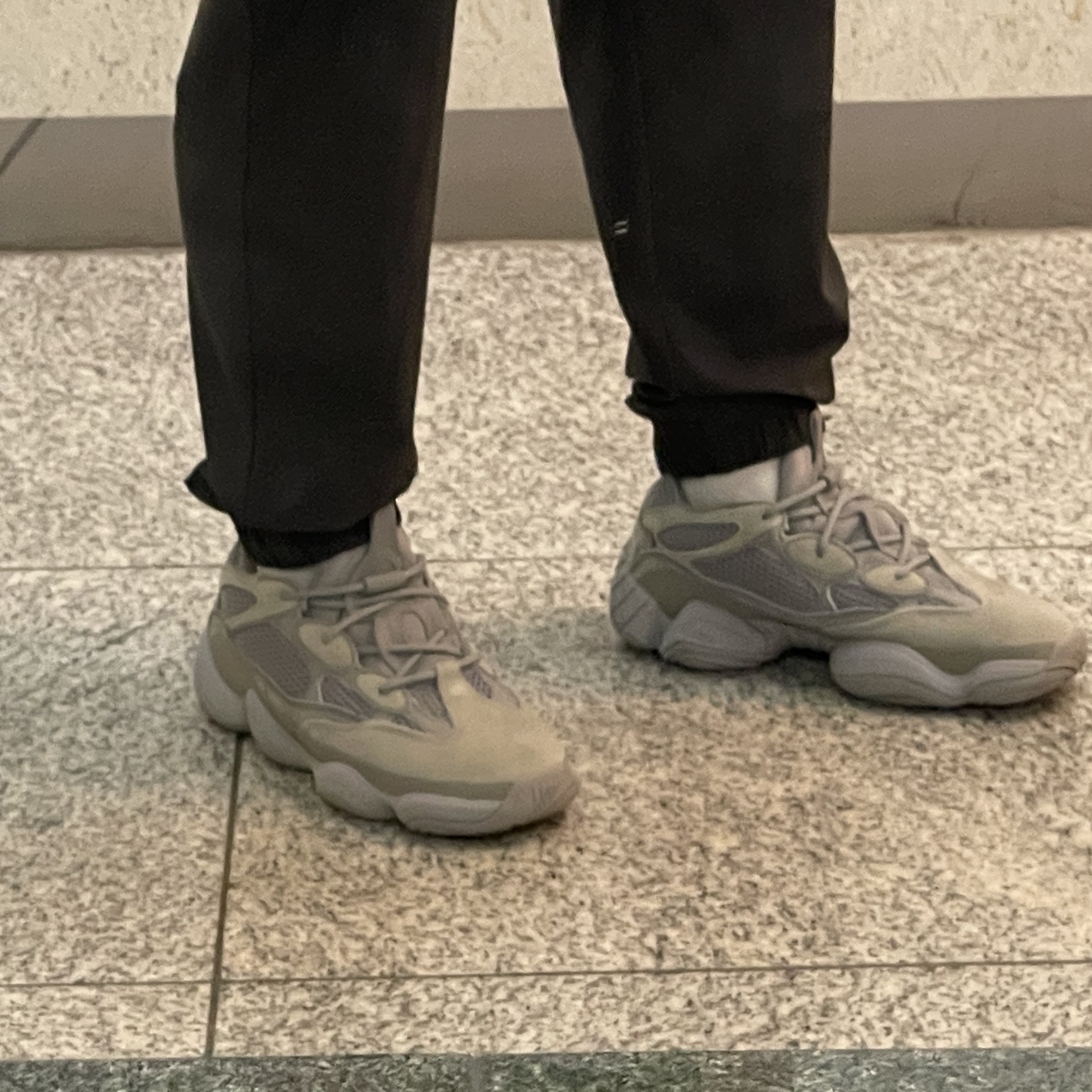 Adidas Yeezy 500 Stone Salt 착용 스타일 - 2