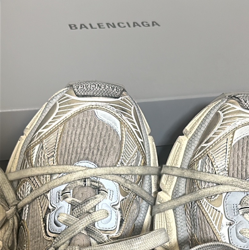 Balenciaga 3XL Sneakers Light Beige 착용 스타일