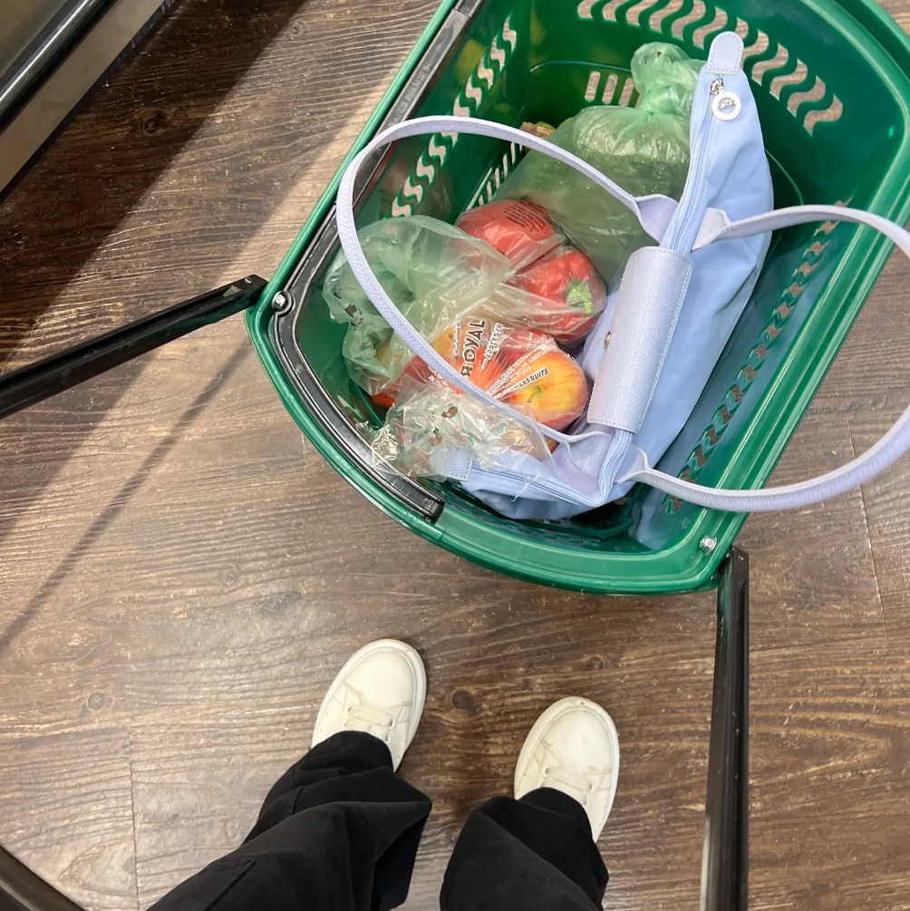 Alexander McQueen Oversized Sneakers White Black, Longchamp Le Pliage Green Handle Pouch Blue 착용 스타일