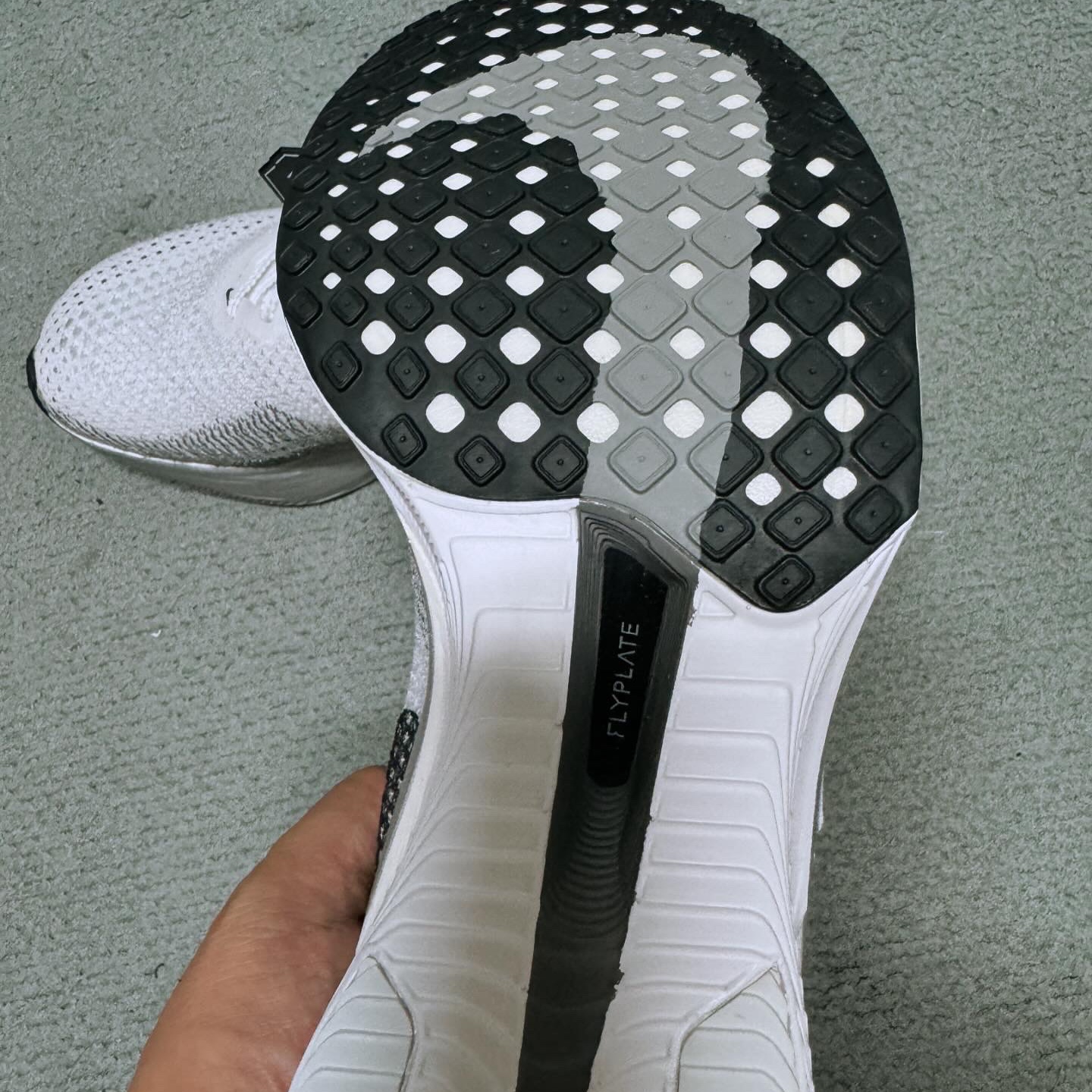 Nike ZoomX Vaporfly Next% 3 White Grey 착용 스타일 - 2