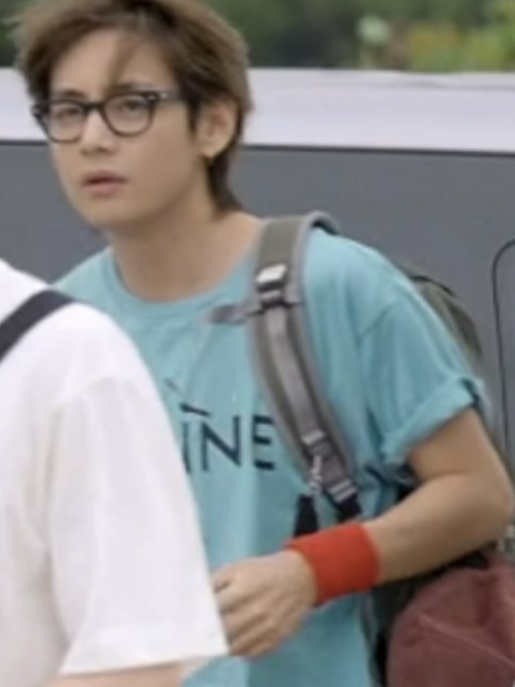 Celine Loose T-Shirt in Cotton Jersey Washed Blue Black, Celine Triomphe Baseball Cap in Corduroy Brown 착용 스타일 - 1