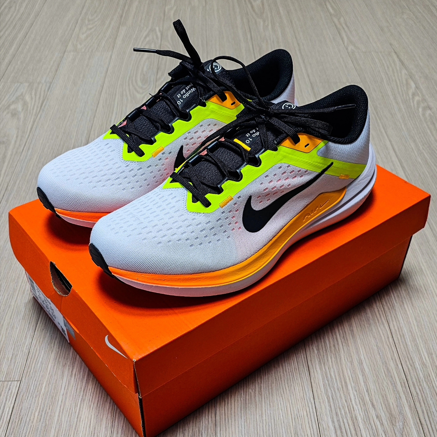 Nike Air Winflo 10 White Volt 착용 스타일 - 6