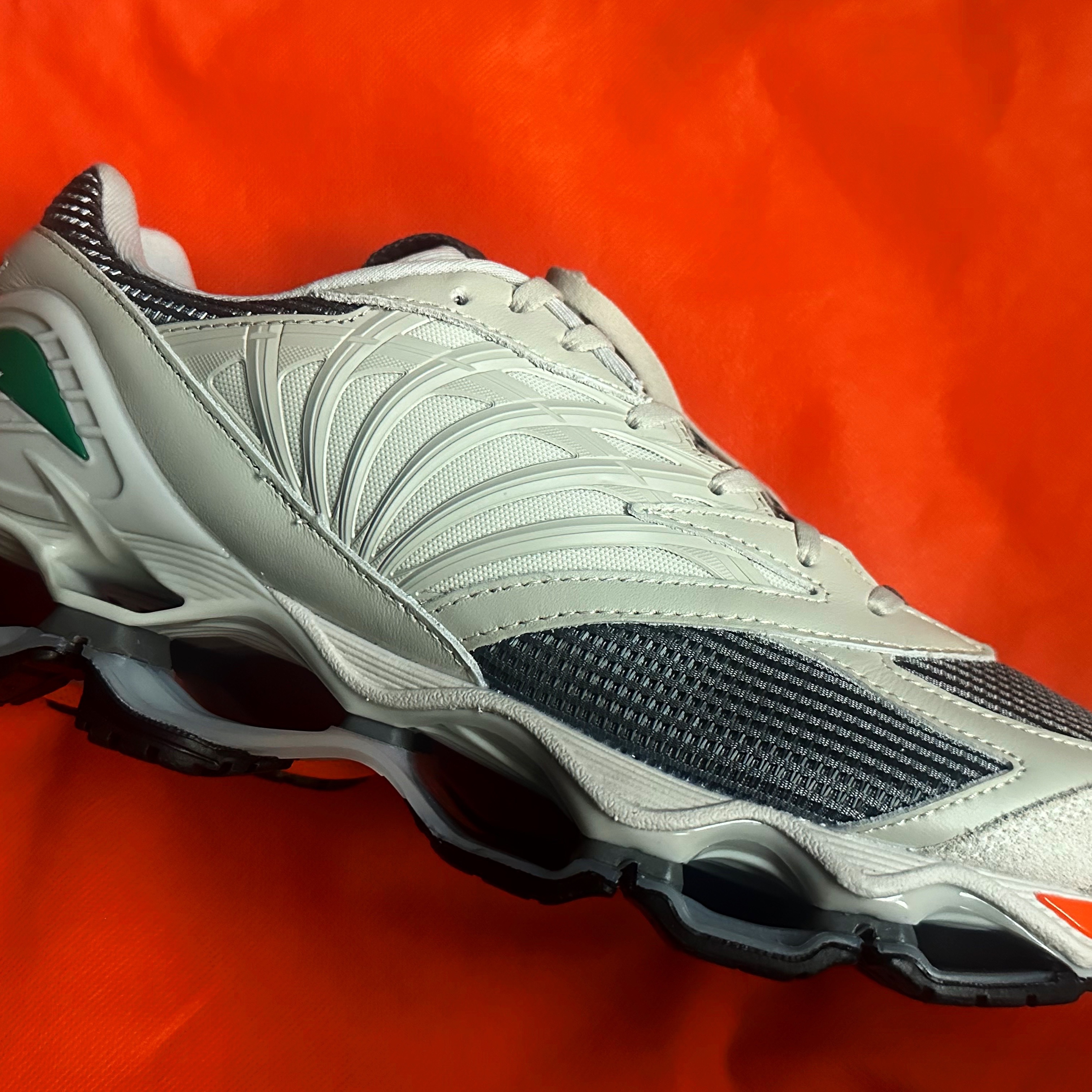 Mizuno x Graphpaper Wave Prophecy LS Cool Gray 착용 스타일 - 3