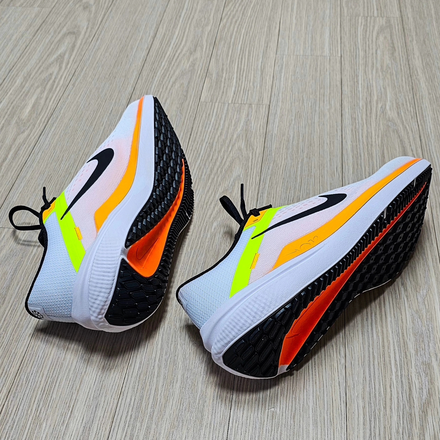 Nike Air Winflo 10 White Volt 착용 스타일 - 2