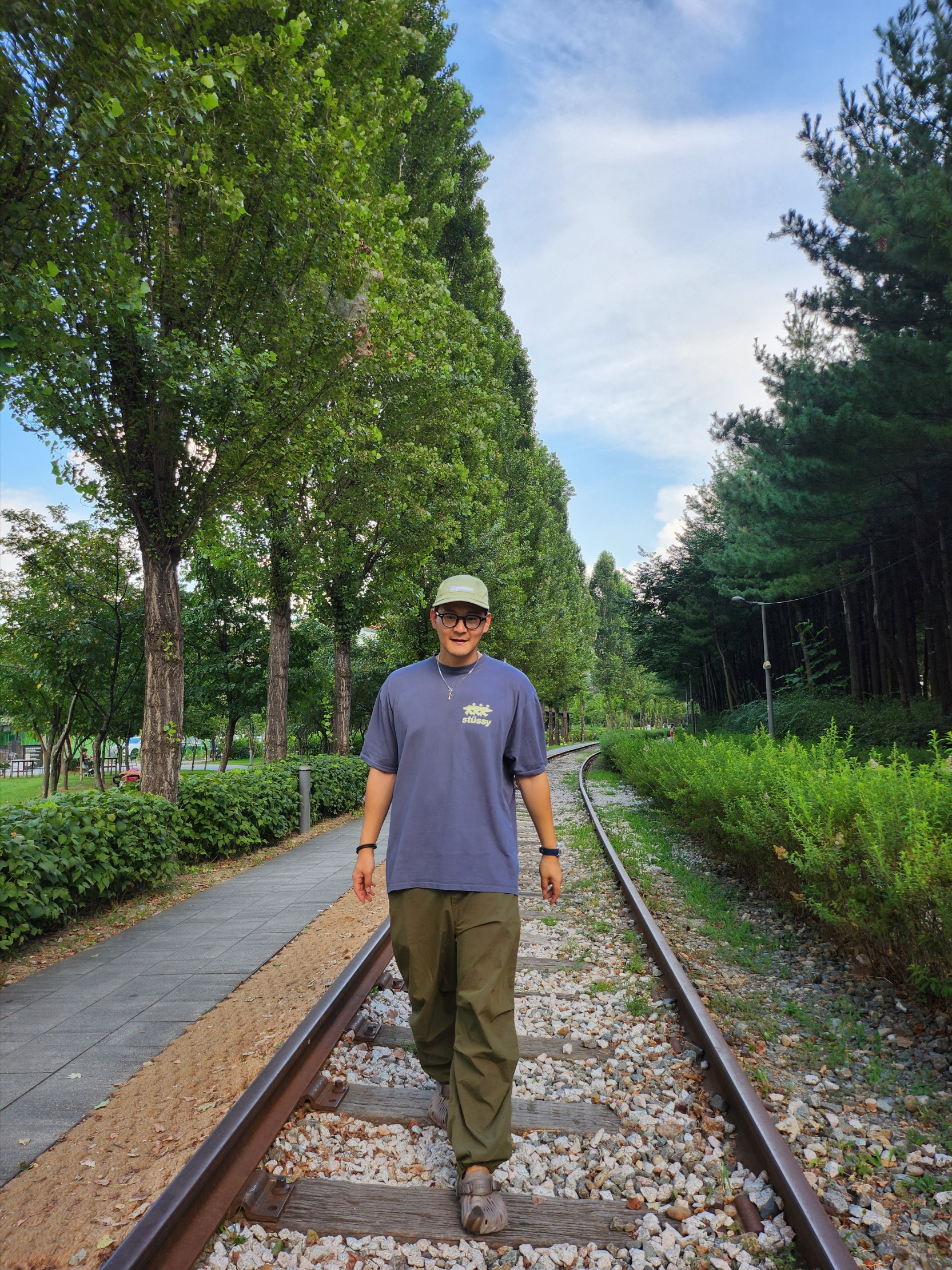 Stussy Surfwalk Pigment Dyed T-Shirt Indigo, Supreme Washed Chino Twill Camp Cap Light Olive - 24SS 착용 스타일 - 2
