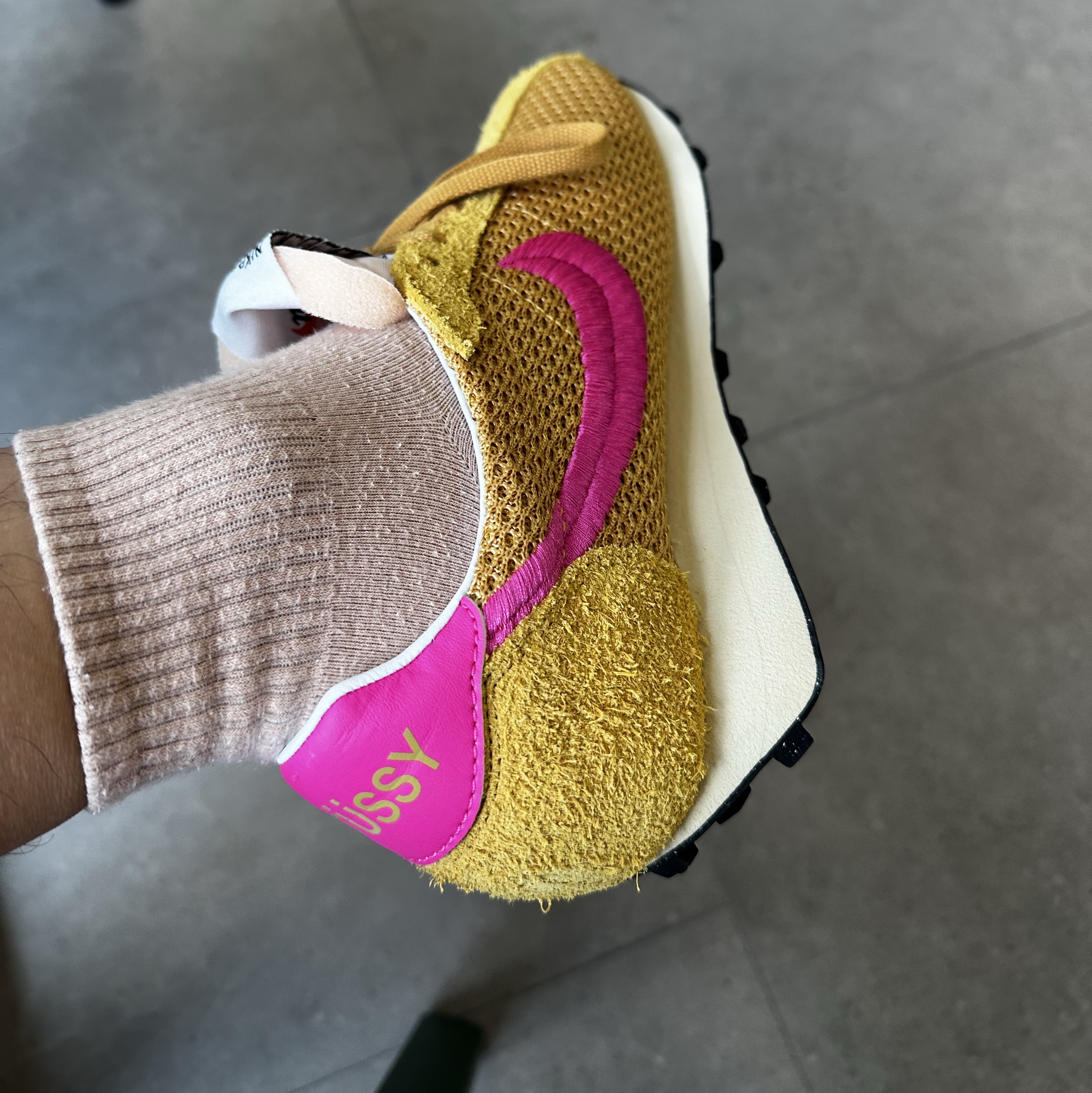 Nike x Stussy LD-1000 SP Sanded Gold and Laser Fuchsia 착용 스타일 - 2