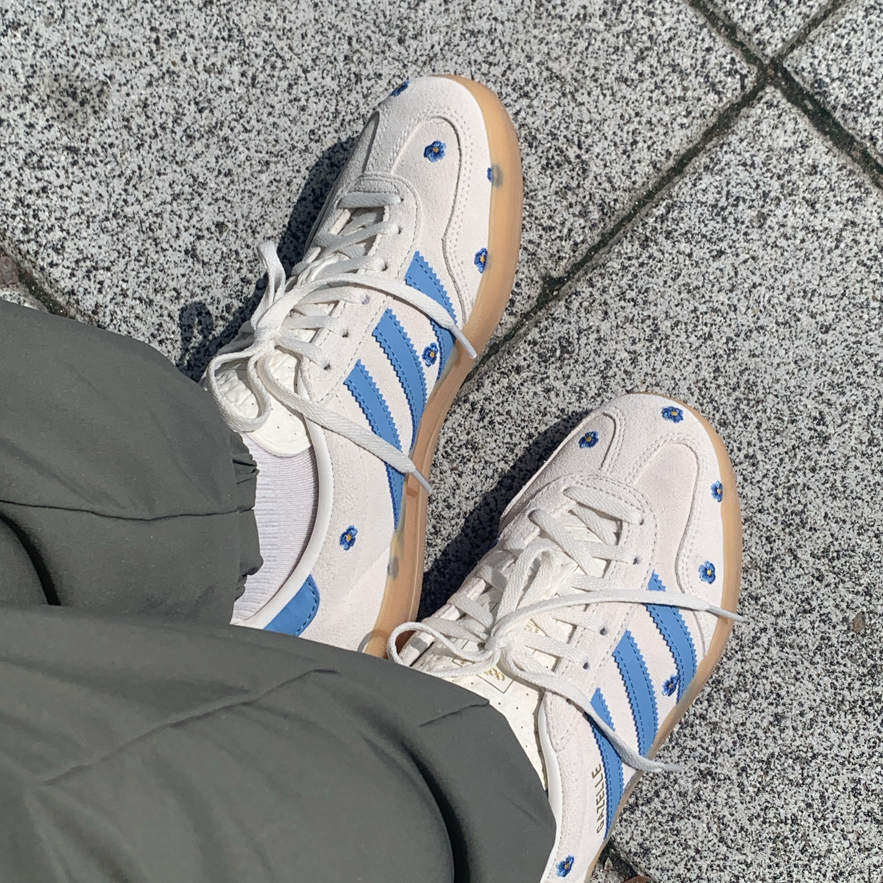 (W) Adidas Gazelle Indoor Cloud White Light Blue Gum 착용 스타일