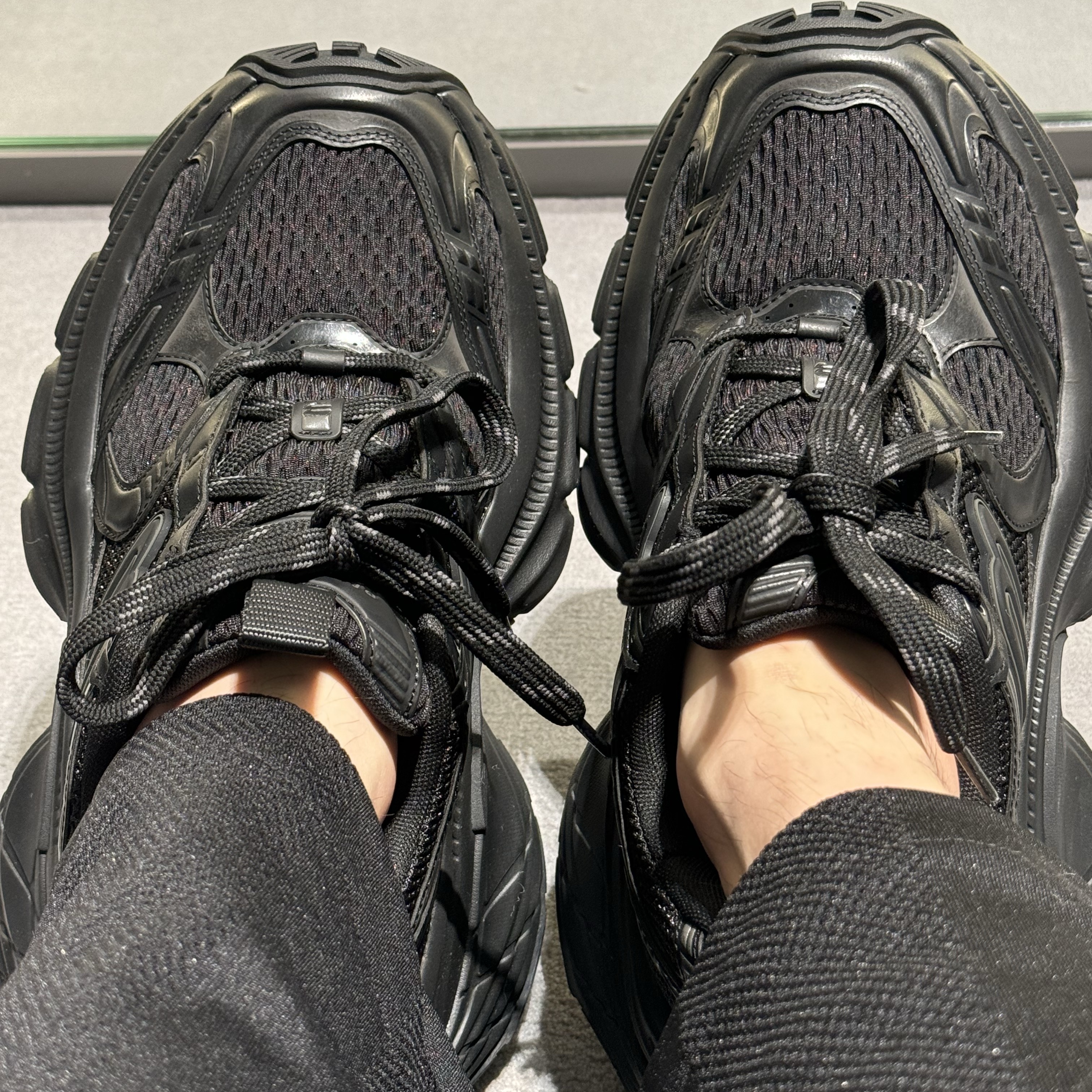 Balenciaga 10XL Sneakers Black 착용 스타일 - 2