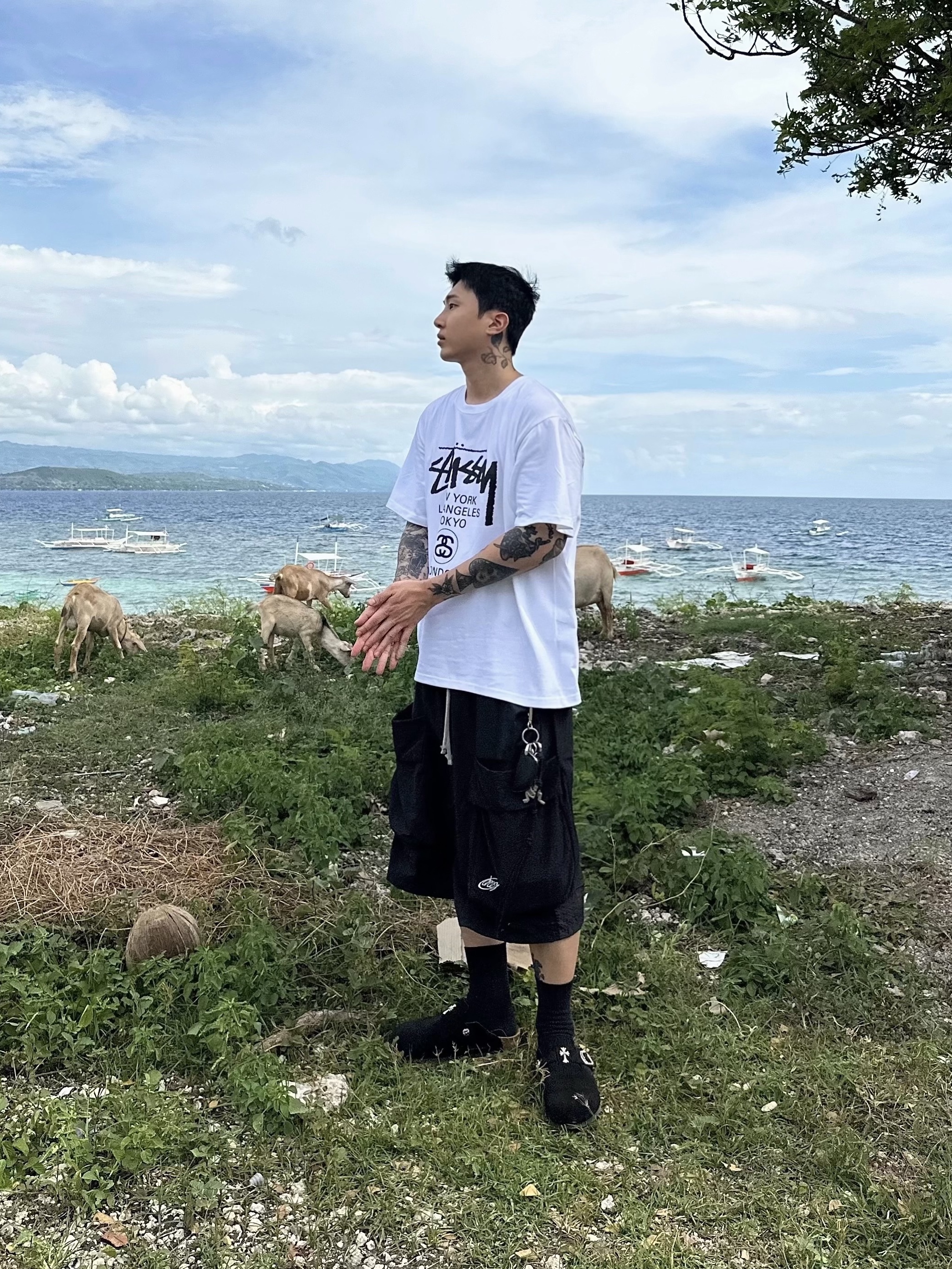 Stussy World Tour T-Shirt White 2024,2025, Birkenstock Boston Soft Footbed Taupe - Regular 착용 스타일 - 1