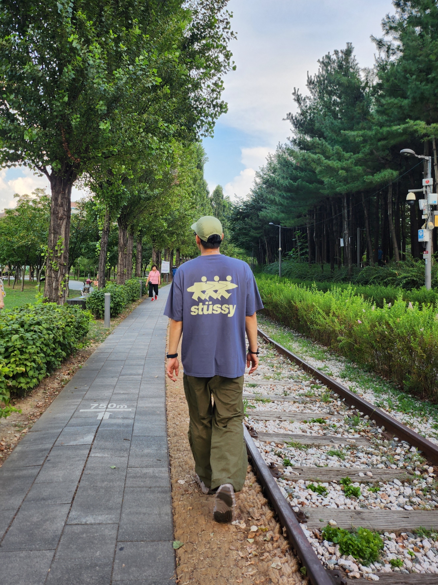 Stussy Surfwalk Pigment Dyed T-Shirt Indigo, Supreme Washed Chino Twill Camp Cap Light Olive - 24SS 착용 스타일 - 1