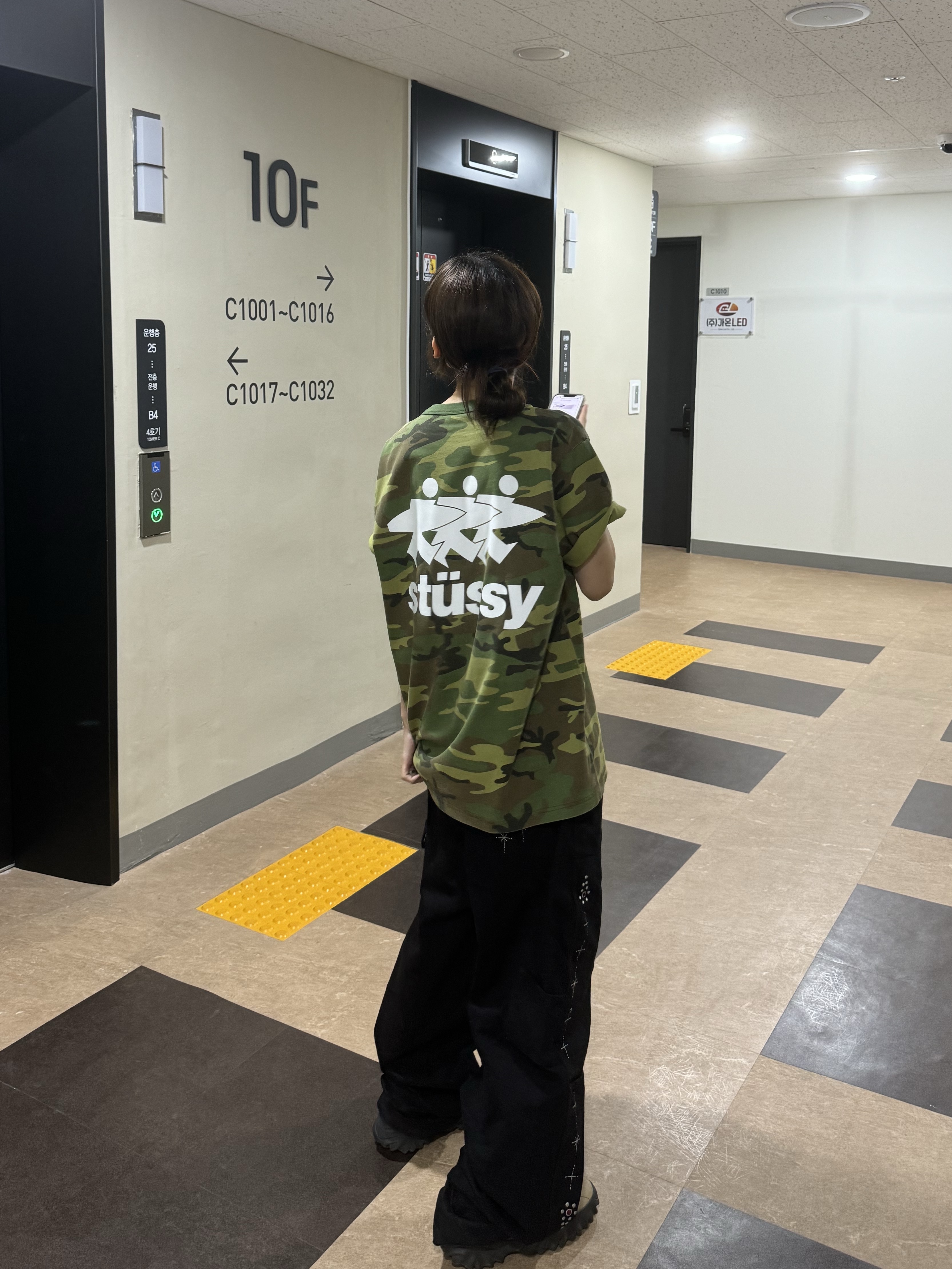 Stussy Surfwalk T-Shirt Camo, Oakley Factory Team x Brain Dead Chop Saw Mocha 착용 스타일 - 1