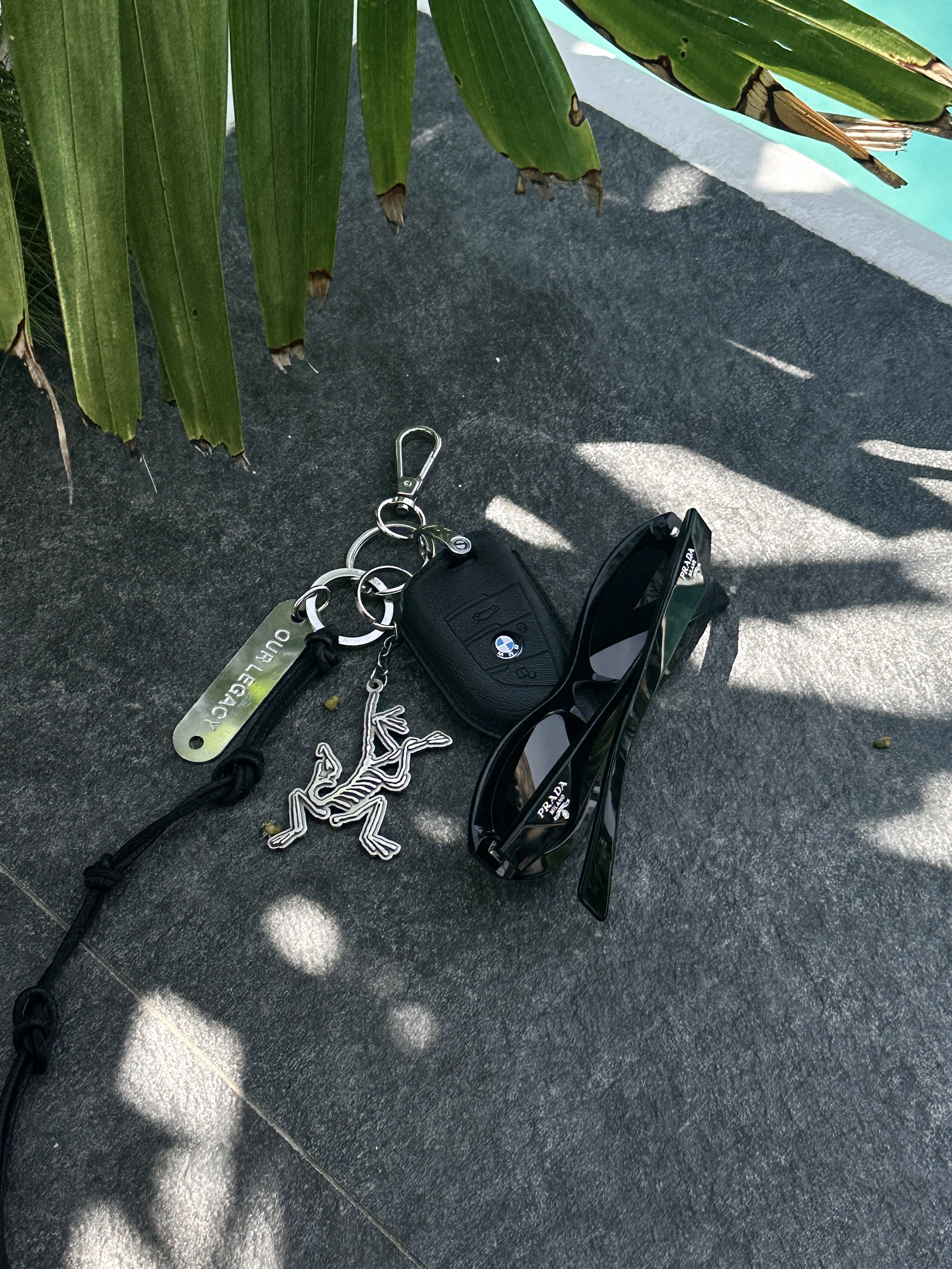 Prada Symbole Sunglasses Slate Gray Lenses Alternative fit, Oakley Factory Team x Brain Dead Flesh White Birch 착용 스타일 - 4
