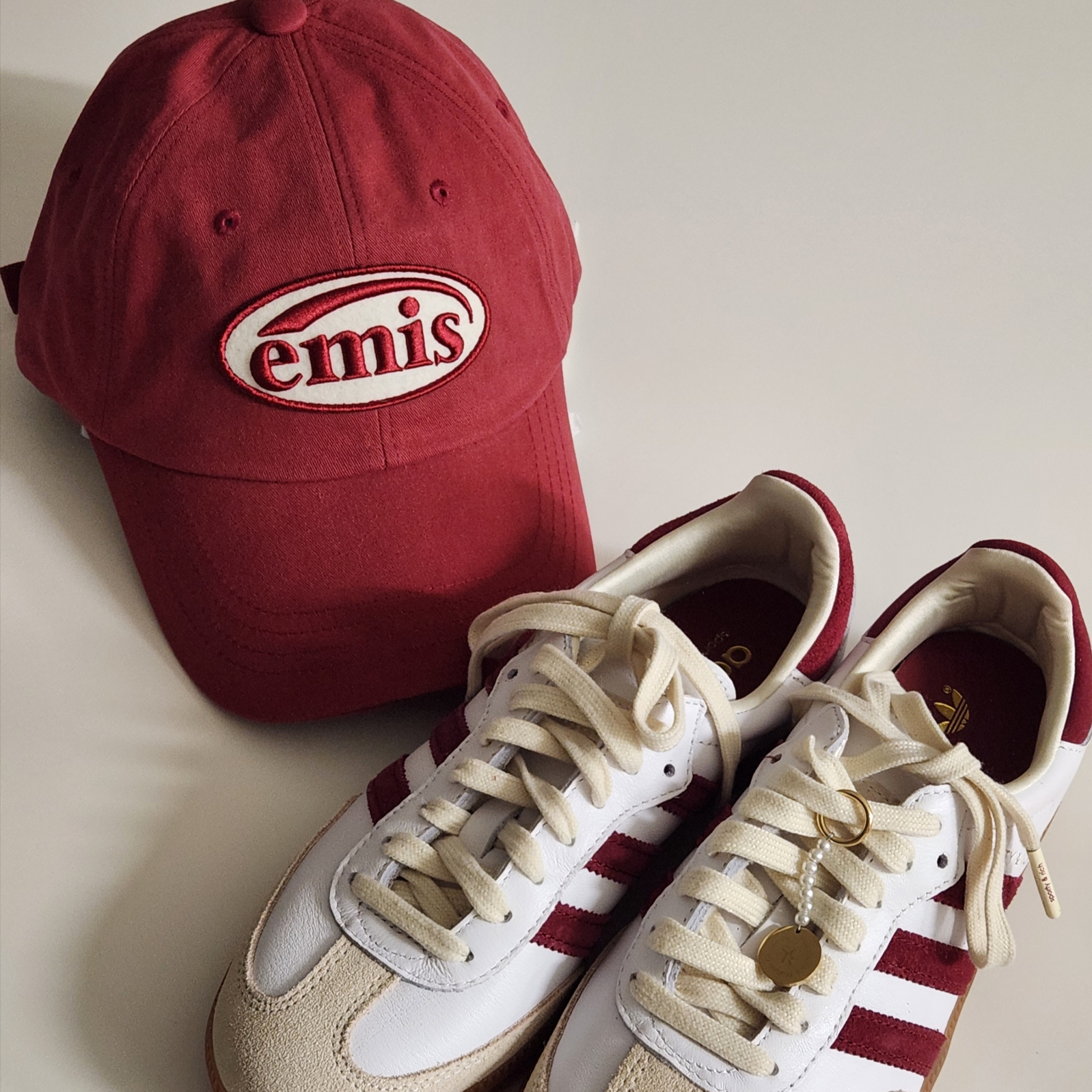 Emis Tone On Tone Wappen Ball Cap Red, Adidas x Sporty & Rich Samba OG Cloud White Collegiate Burgundy 착용 스타일 - 2