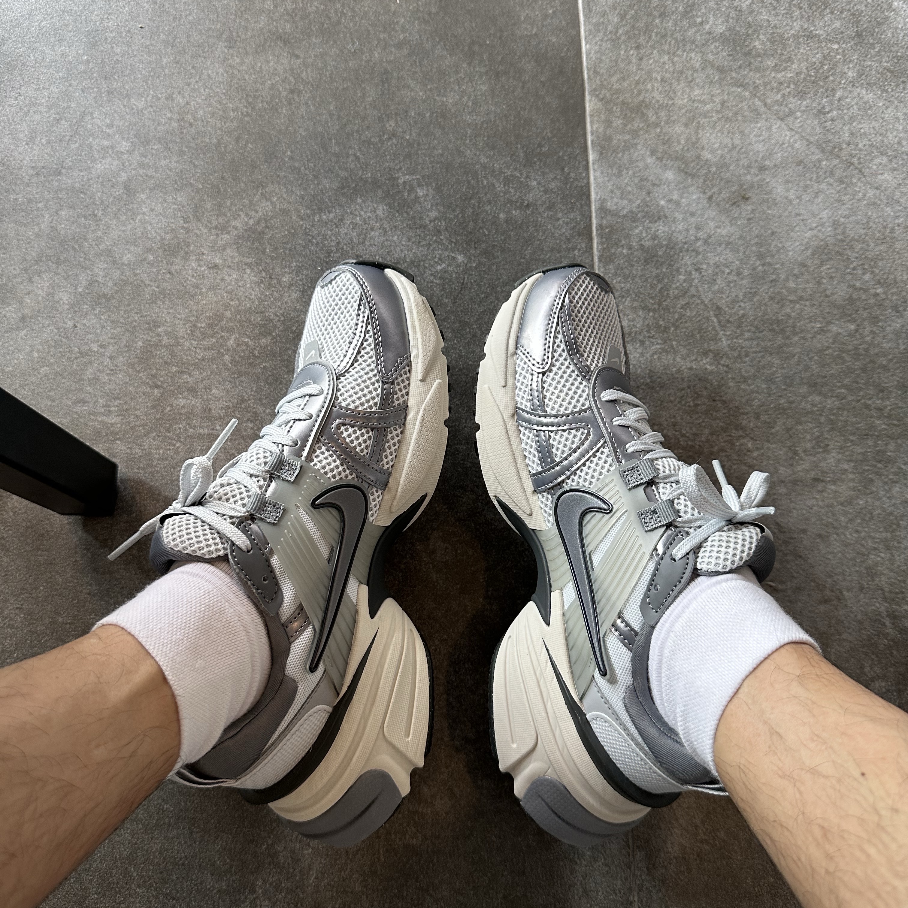 Nike V2K Run Pure Platinum Wolf Grey 착용 스타일 - 1