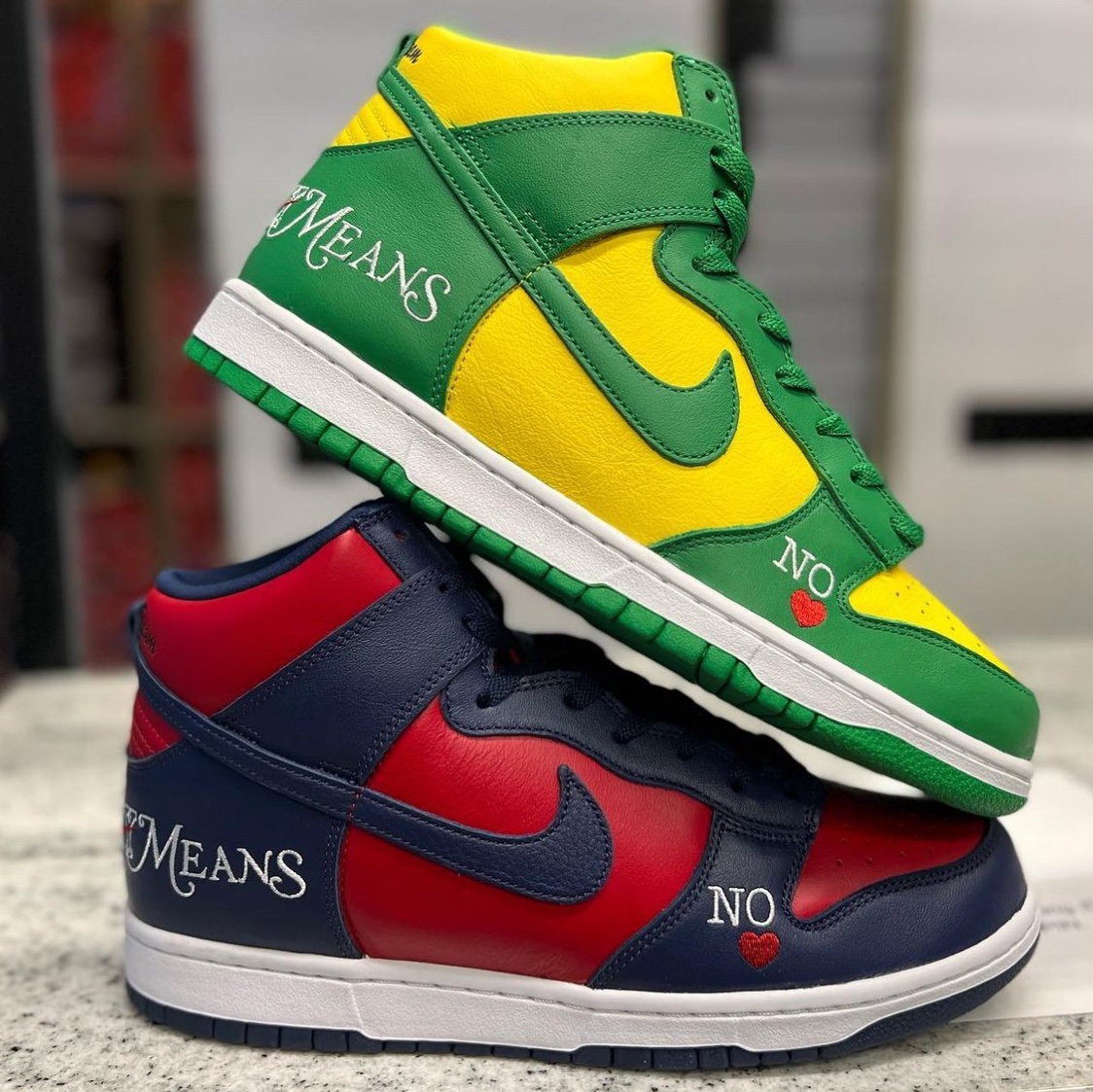 Nike x Supreme SB Dunk High OG QS By Any Means Varsity Red Midnight Navy, Nike x Supreme SB Dunk High OG QS By Any Means Varsity Maize Pine Green 착용 스타일 - 5