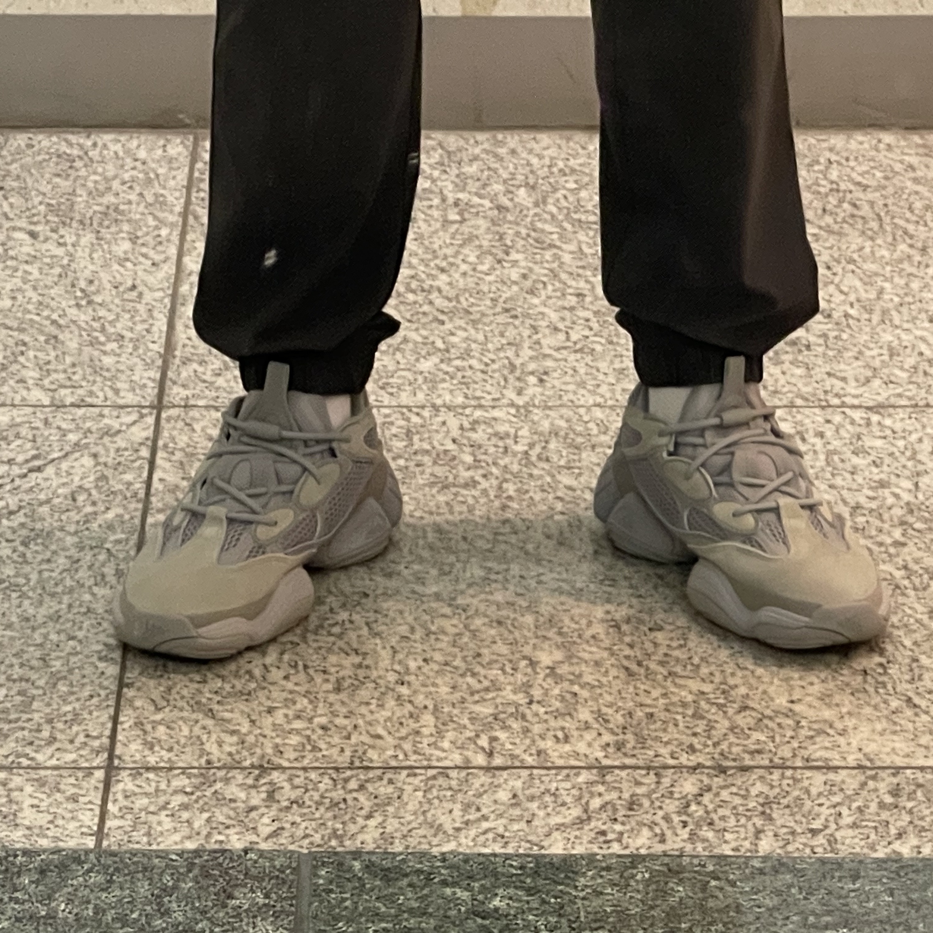 Adidas Yeezy 500 Stone Salt 착용 스타일 - 1
