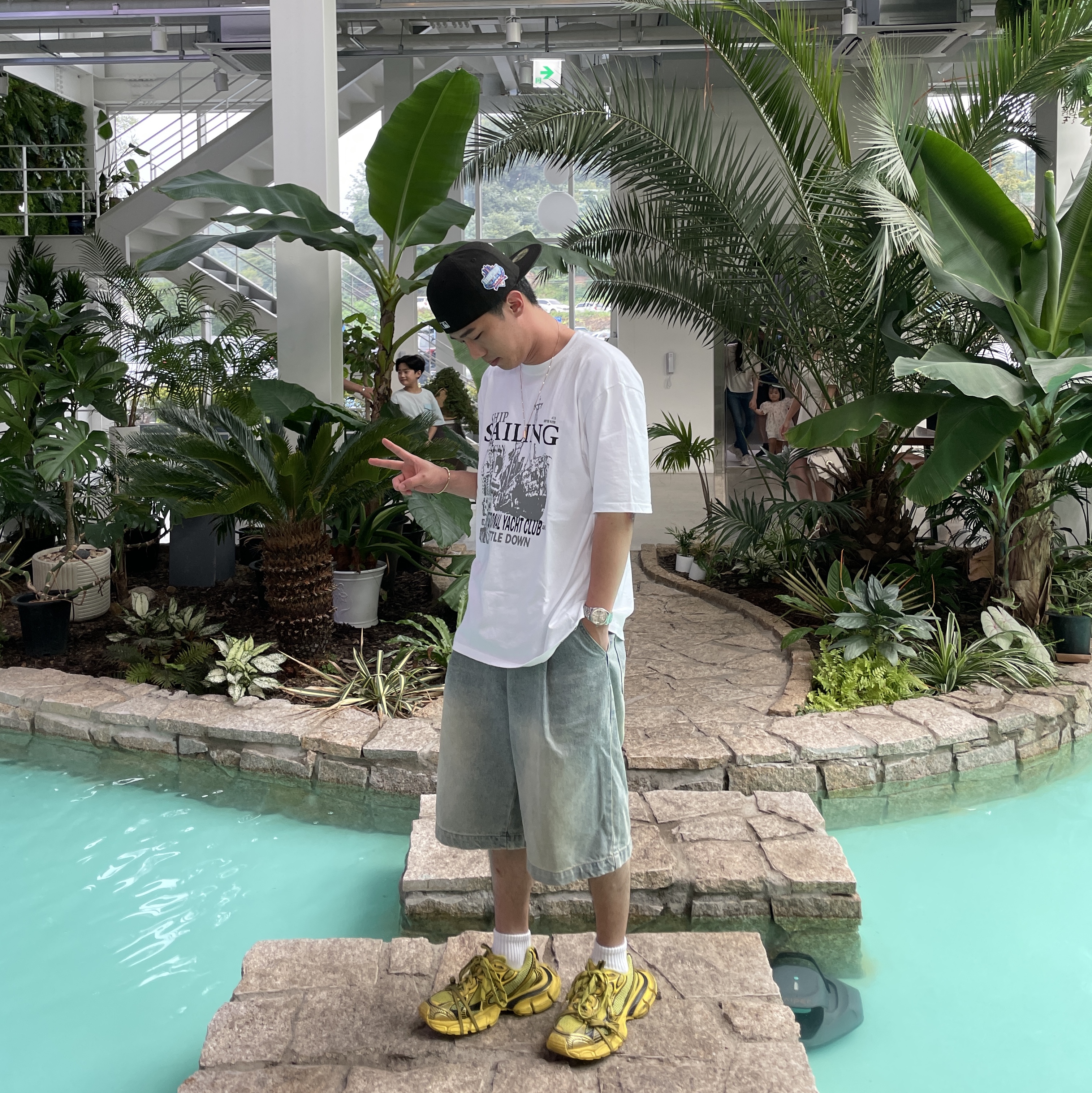 Balenciaga 3XL Sneakers Yellow Black 착용 스타일 - 1