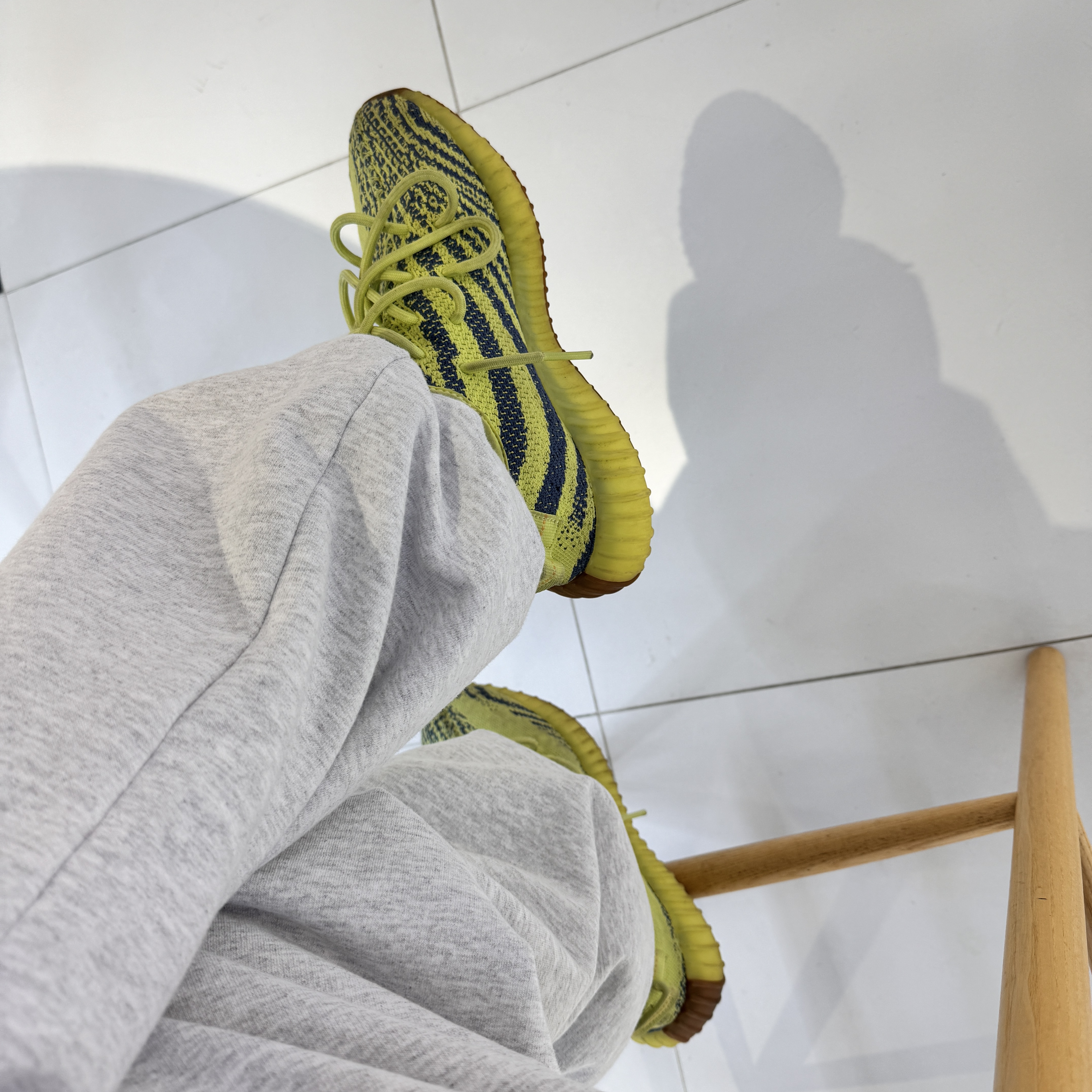 Adidas Yeezy Boost 350 V2 Semi Frozen Yellow, Yeezy x Gosha Rubchinskiy YZY Black Dogs Jogger Heather Grey 착용 스타일