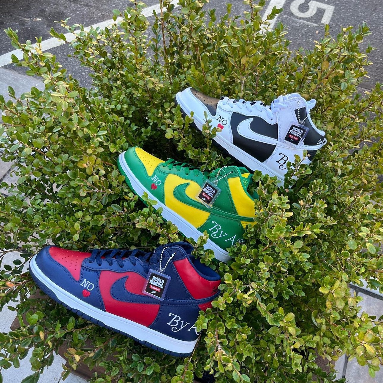 Nike x Supreme SB Dunk High OG QS By Any Means Varsity Red Midnight Navy, Nike x Supreme SB Dunk High OG QS By Any Means Varsity Maize Pine Green 착용 스타일 - 3